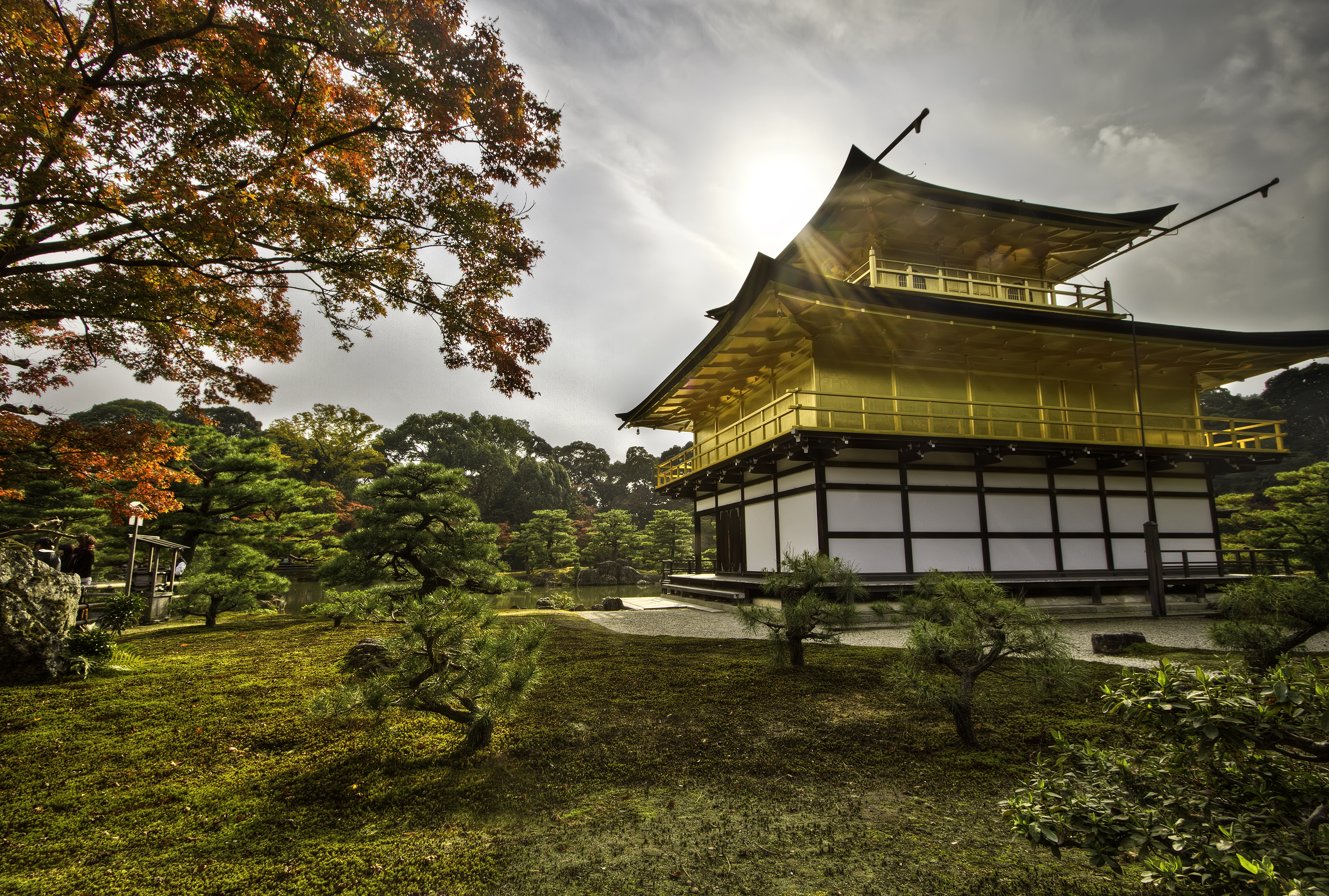 1523202 скачать обои япония, религиозные, кинкаку дзи, золотой храм, киото, солнце, храм золотого павильона, храмы - заставки и картинки бесплатно