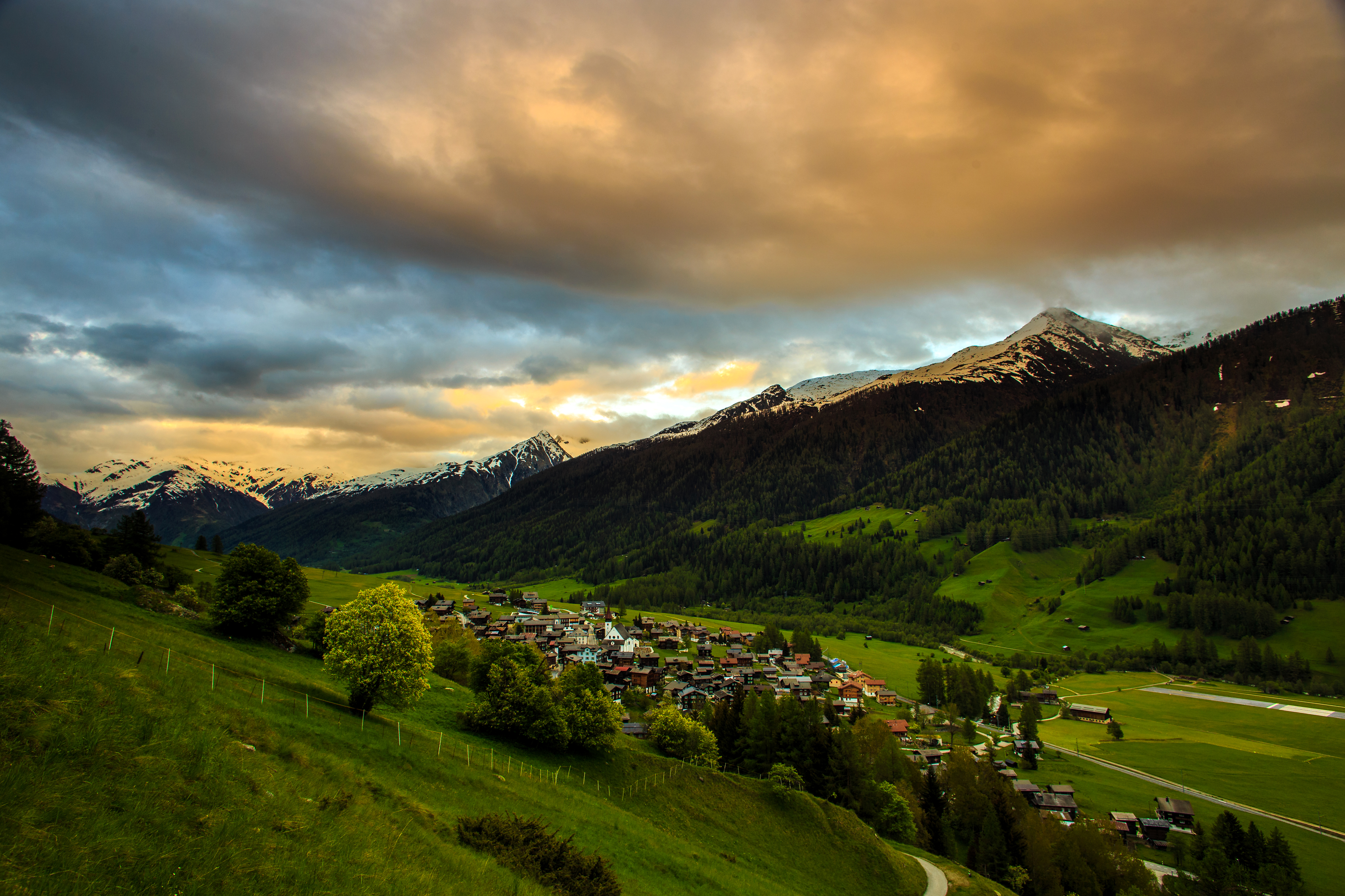 Скачать картинку Гора, Швейцария, Деревня, Долина, Ландшафт, Сделано Человеком в телефон бесплатно.