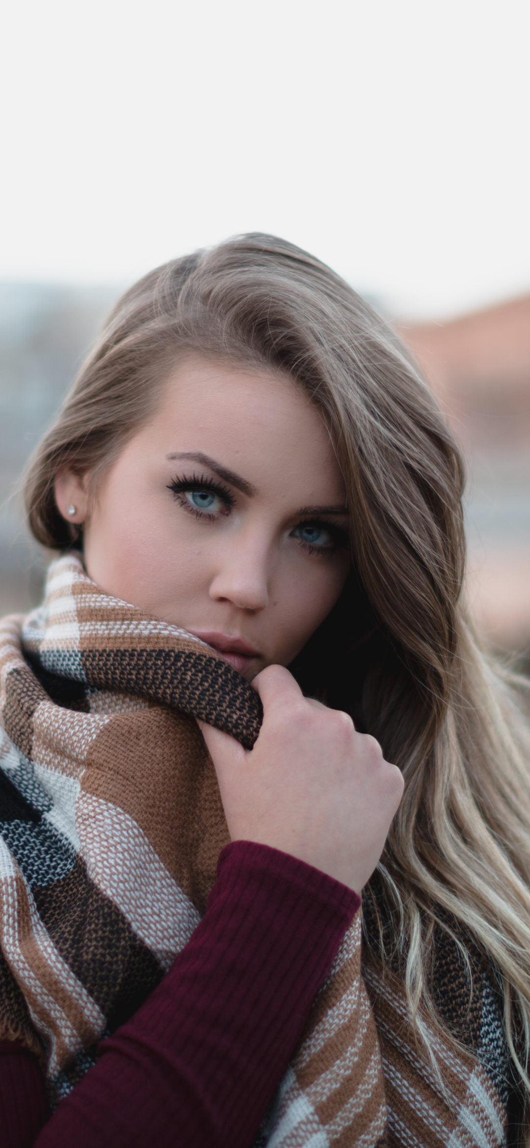 Handy-Wallpaper Blond, Modell, Frauen, Schal, Blaue Augen, Blondinen kostenlos herunterladen.