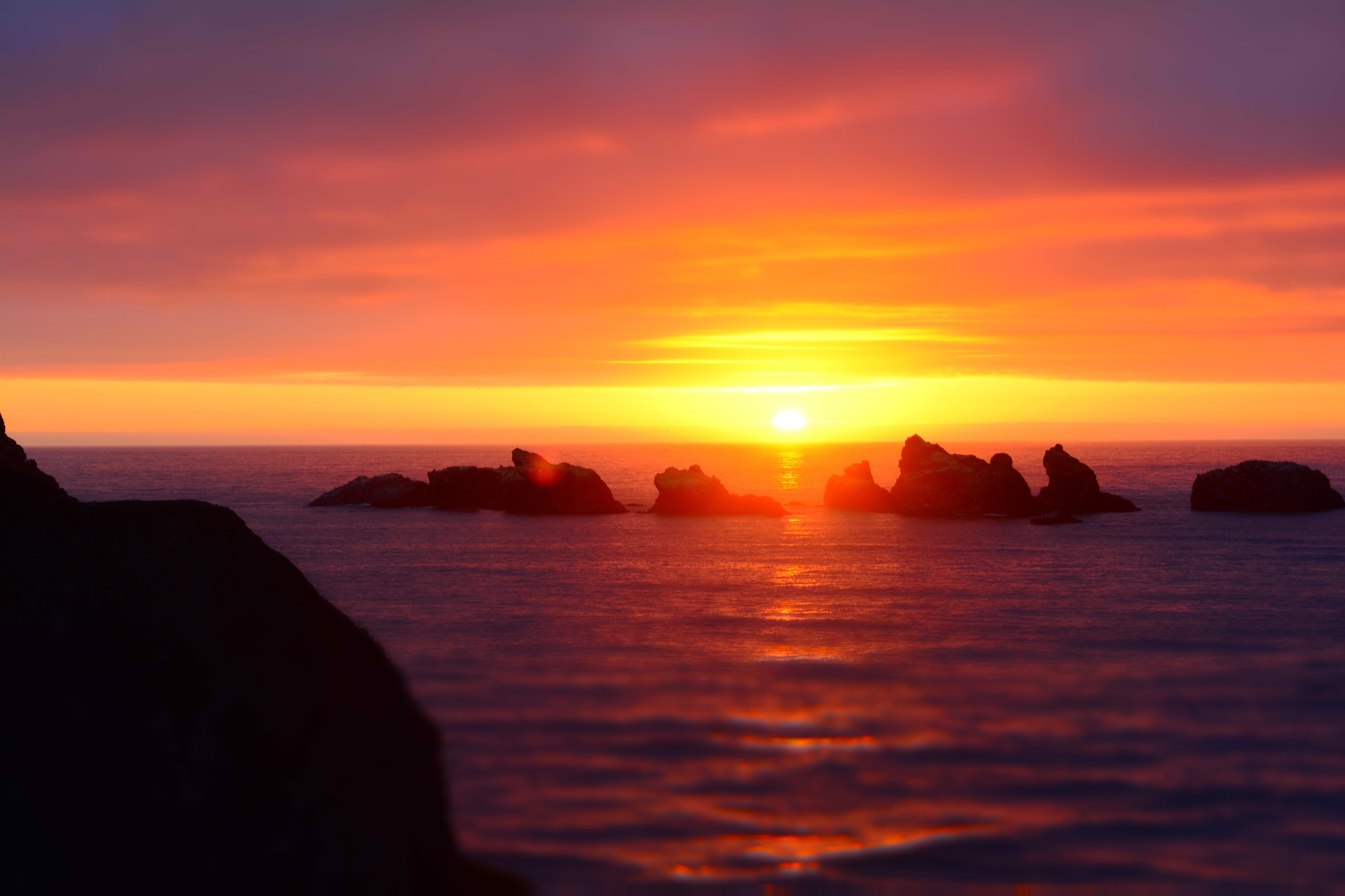 Free download wallpaper Sunset, Sun, Rocks, Nature, Sea, Horizon on your PC desktop