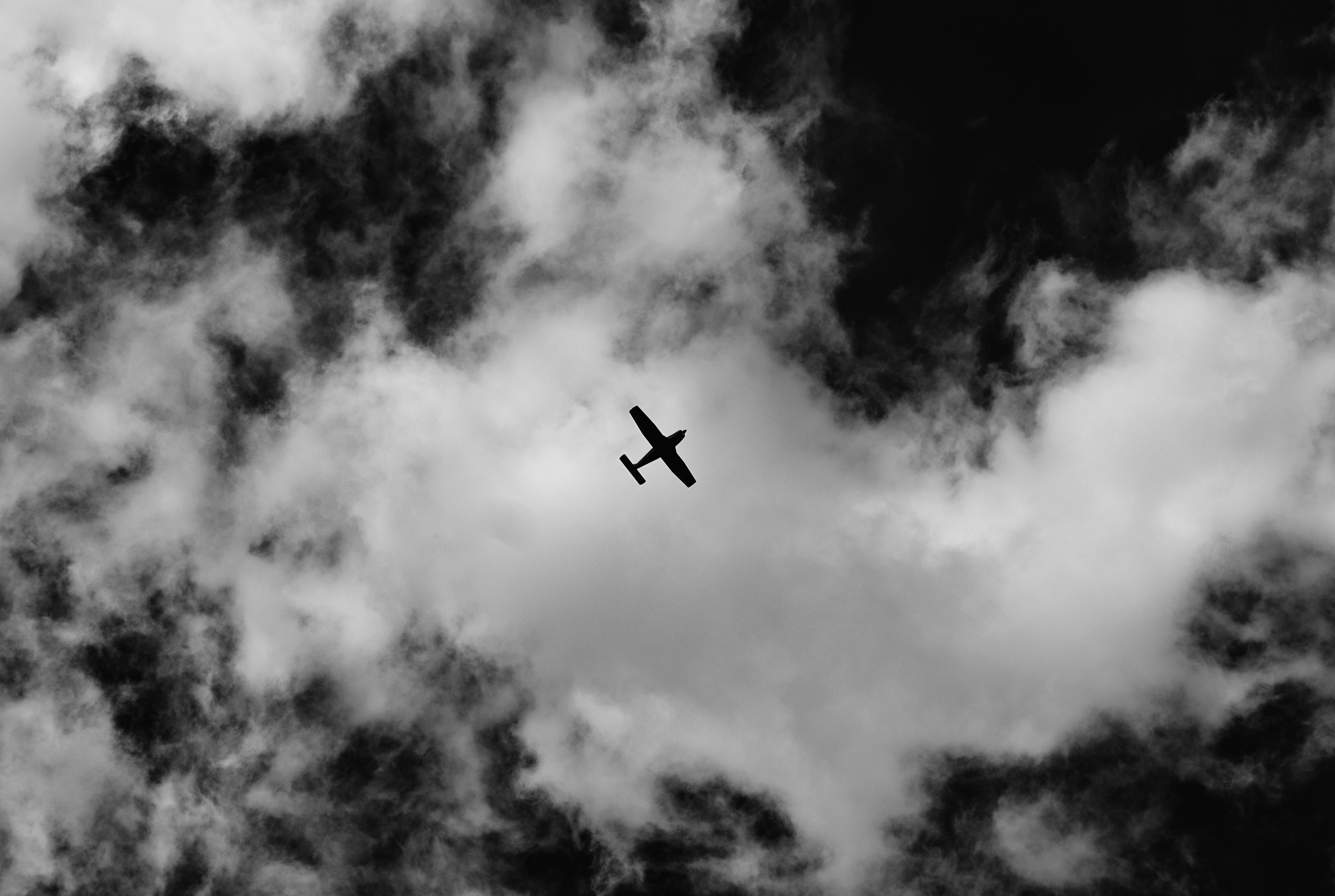 Handy-Wallpaper Clouds, Verschiedenes, Bw, Sky, Chb, Sonstige, Flugzeug kostenlos herunterladen.