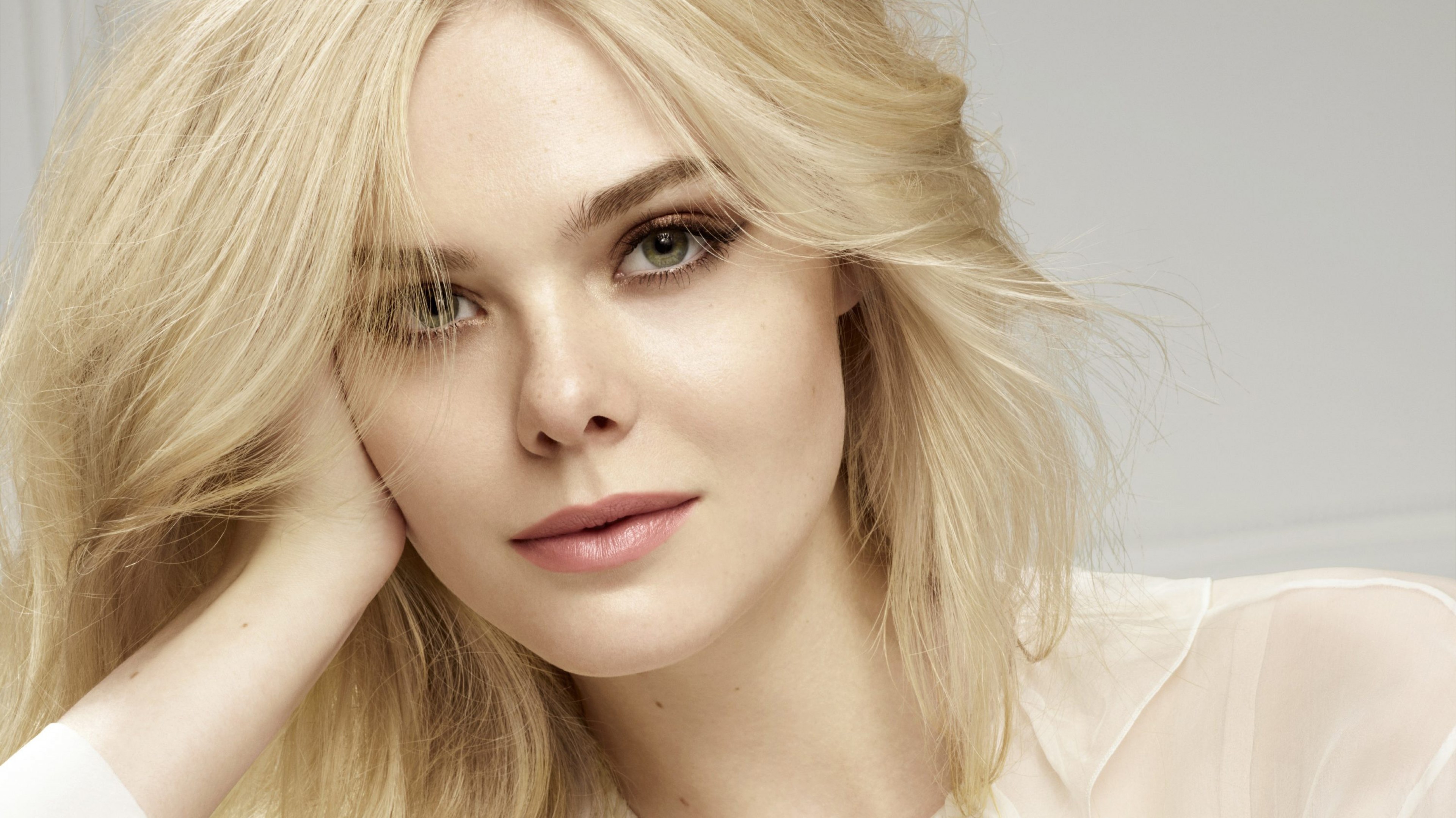 Download mobile wallpaper Blonde, Face, Green Eyes, Celebrity, Actress, Elle Fanning for free.