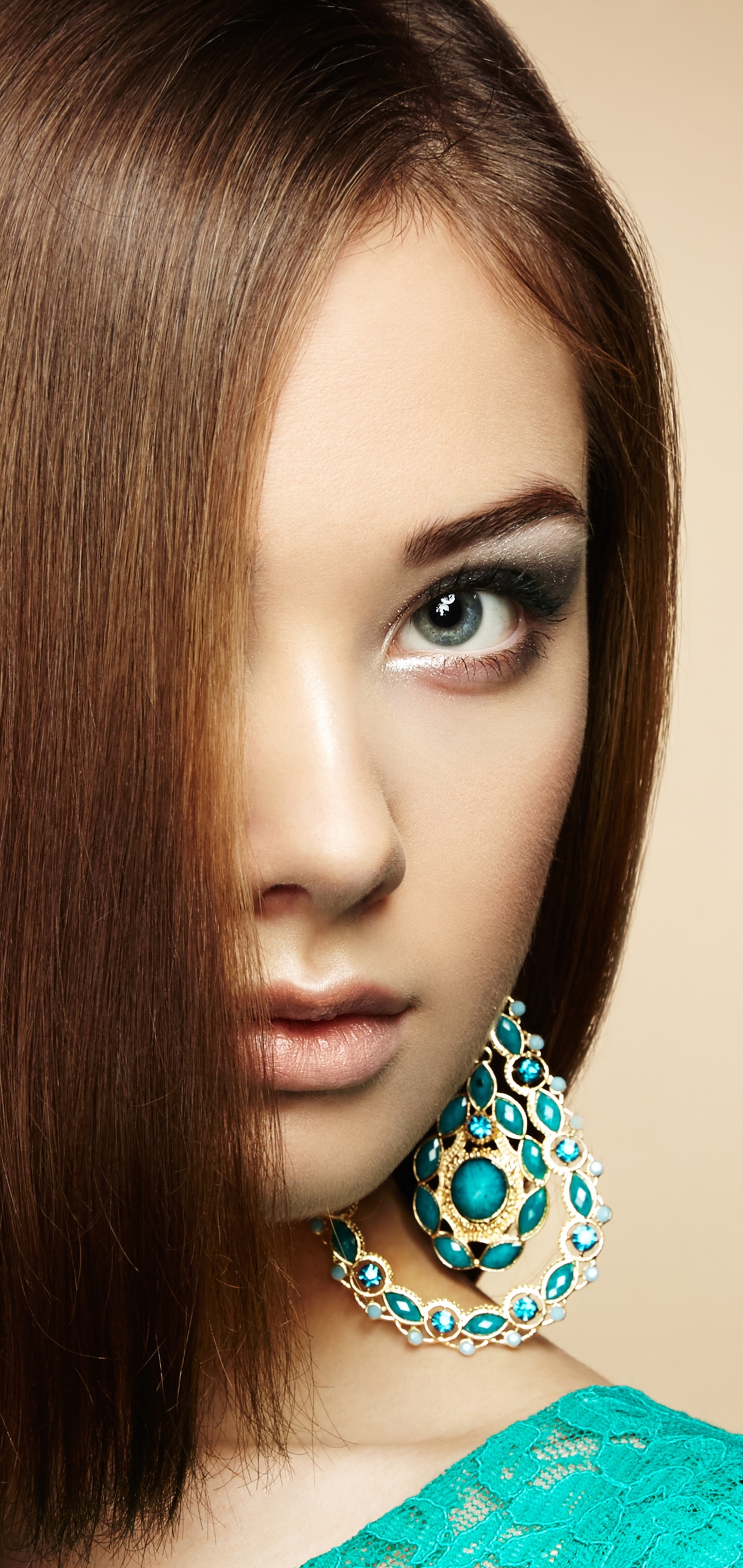 Handy-Wallpaper Haar, Gesicht, Brünette, Modell, Frauen, Ohrringe, Blaue Augen kostenlos herunterladen.