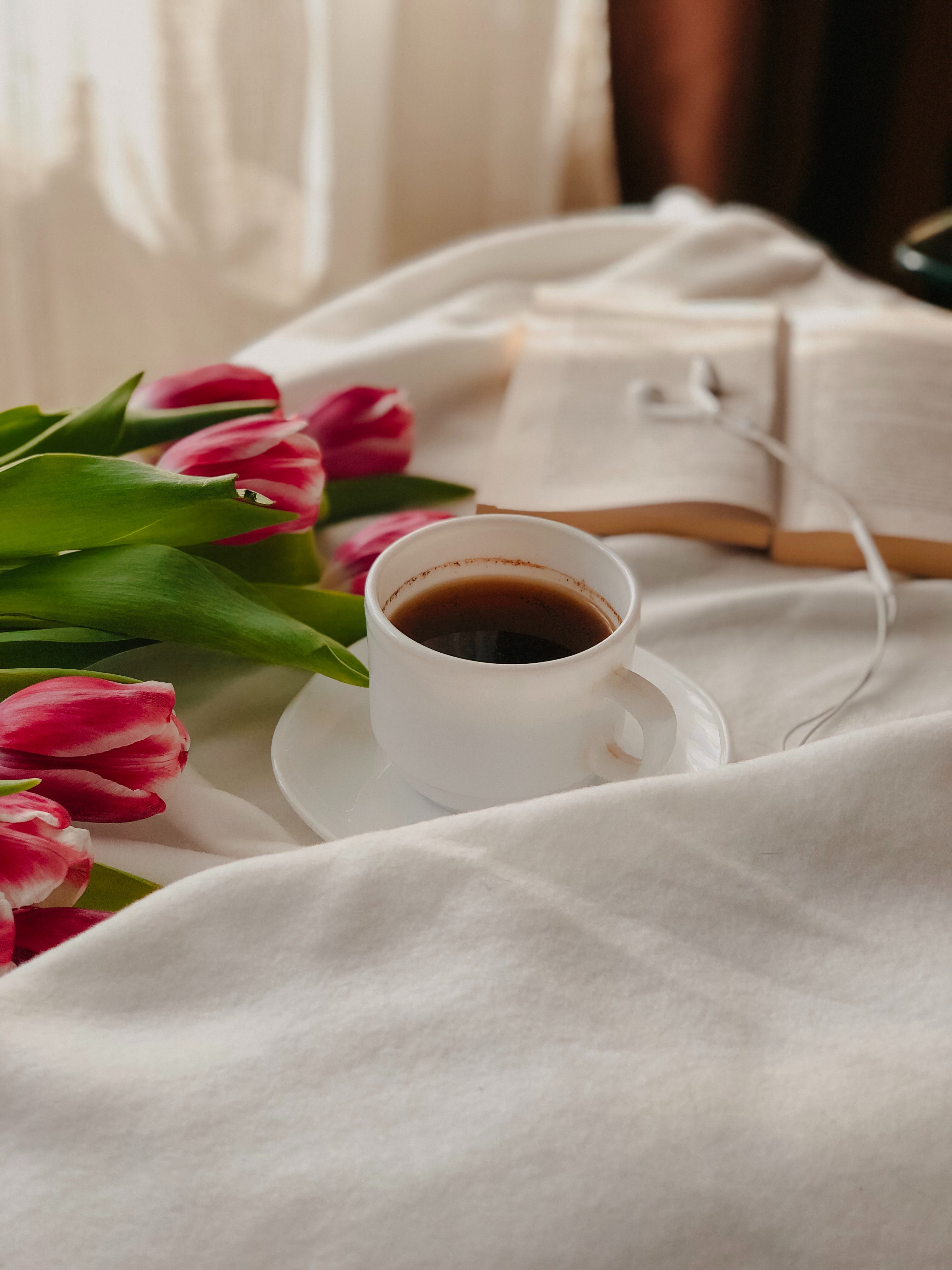 Free download wallpaper Cloth, Miscellanea, Miscellaneous, Cup, Book, Tulips, Coffee on your PC desktop