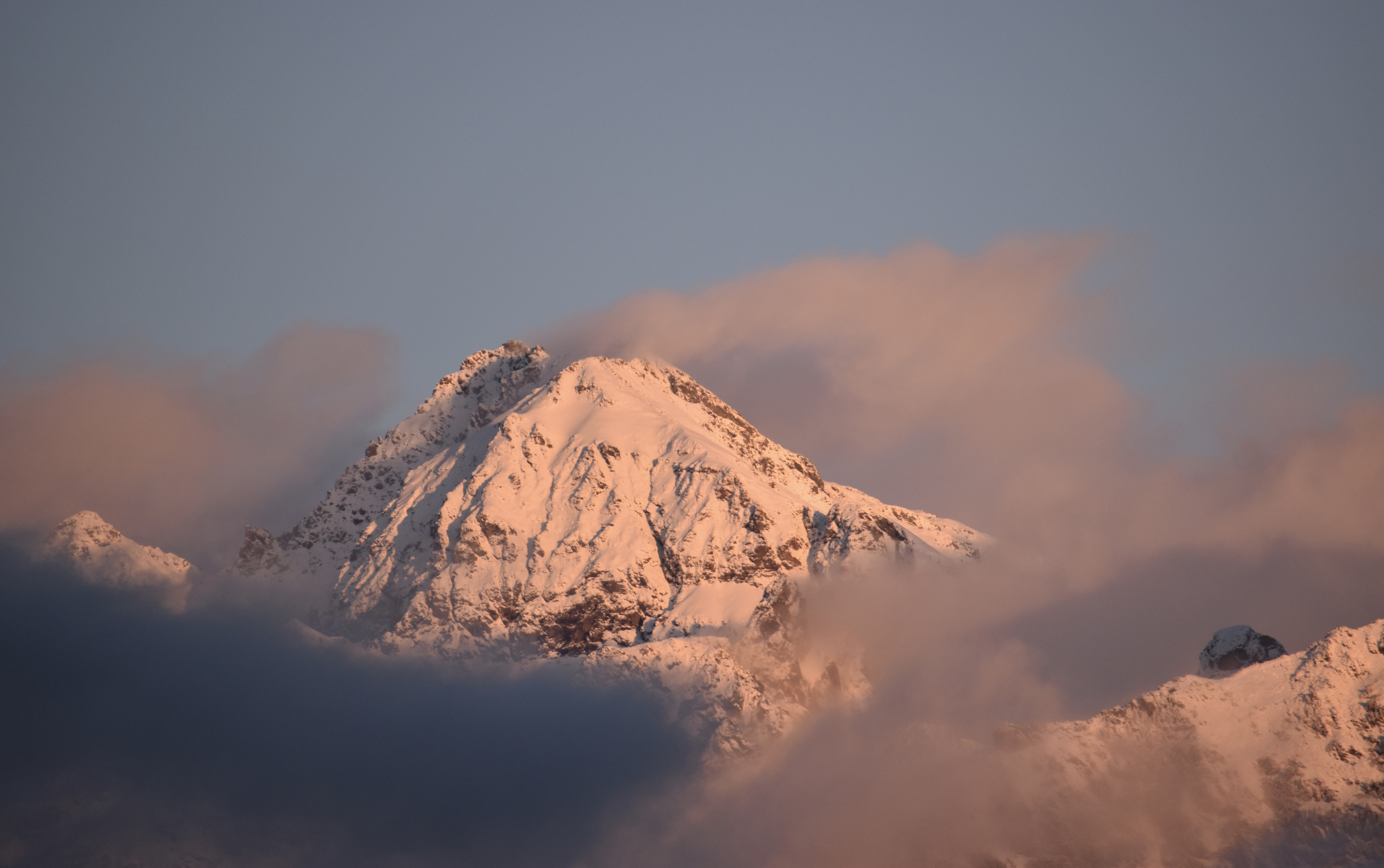 Скачать картинку Облака, Гора, Вершина, Снег, Природа, Зима в телефон бесплатно.