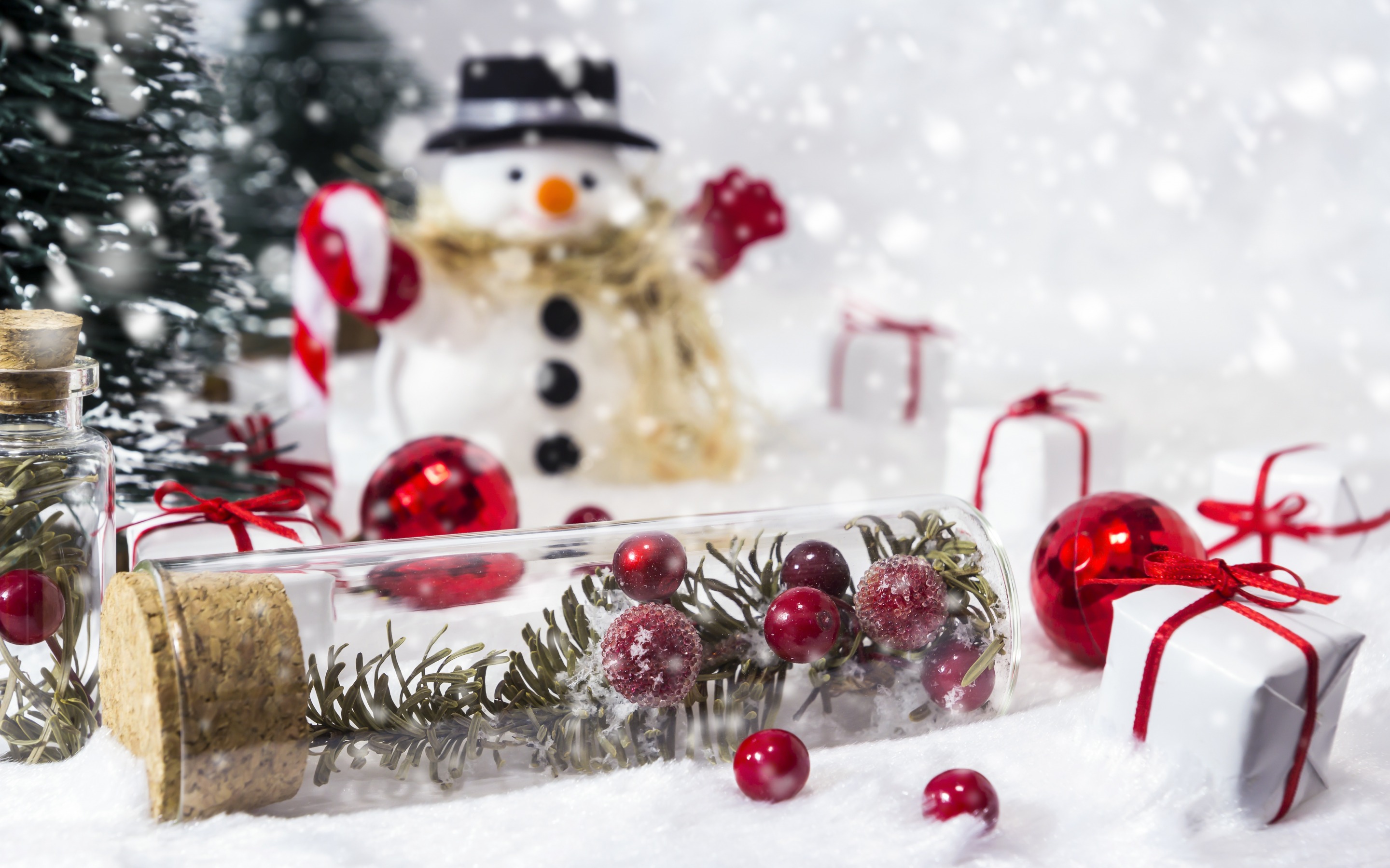 Скачать обои бесплатно Рождество, Украшение, Снеговик, Подарки, Праздничные картинка на рабочий стол ПК