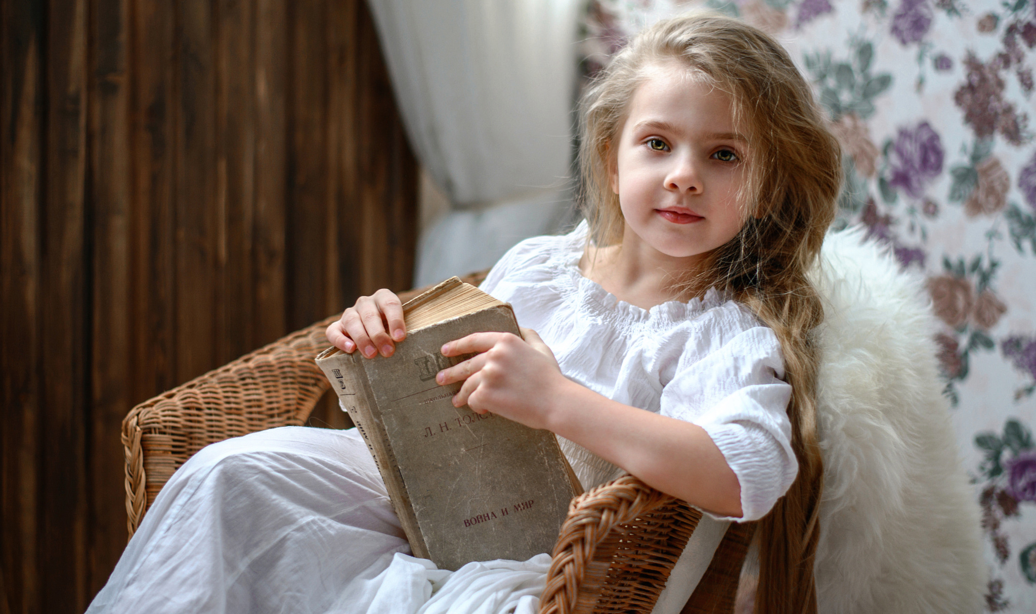 Téléchargez des papiers peints mobile Enfant, Livre, Blond, Photographie, Yeux Verts, Petite Fille gratuitement.