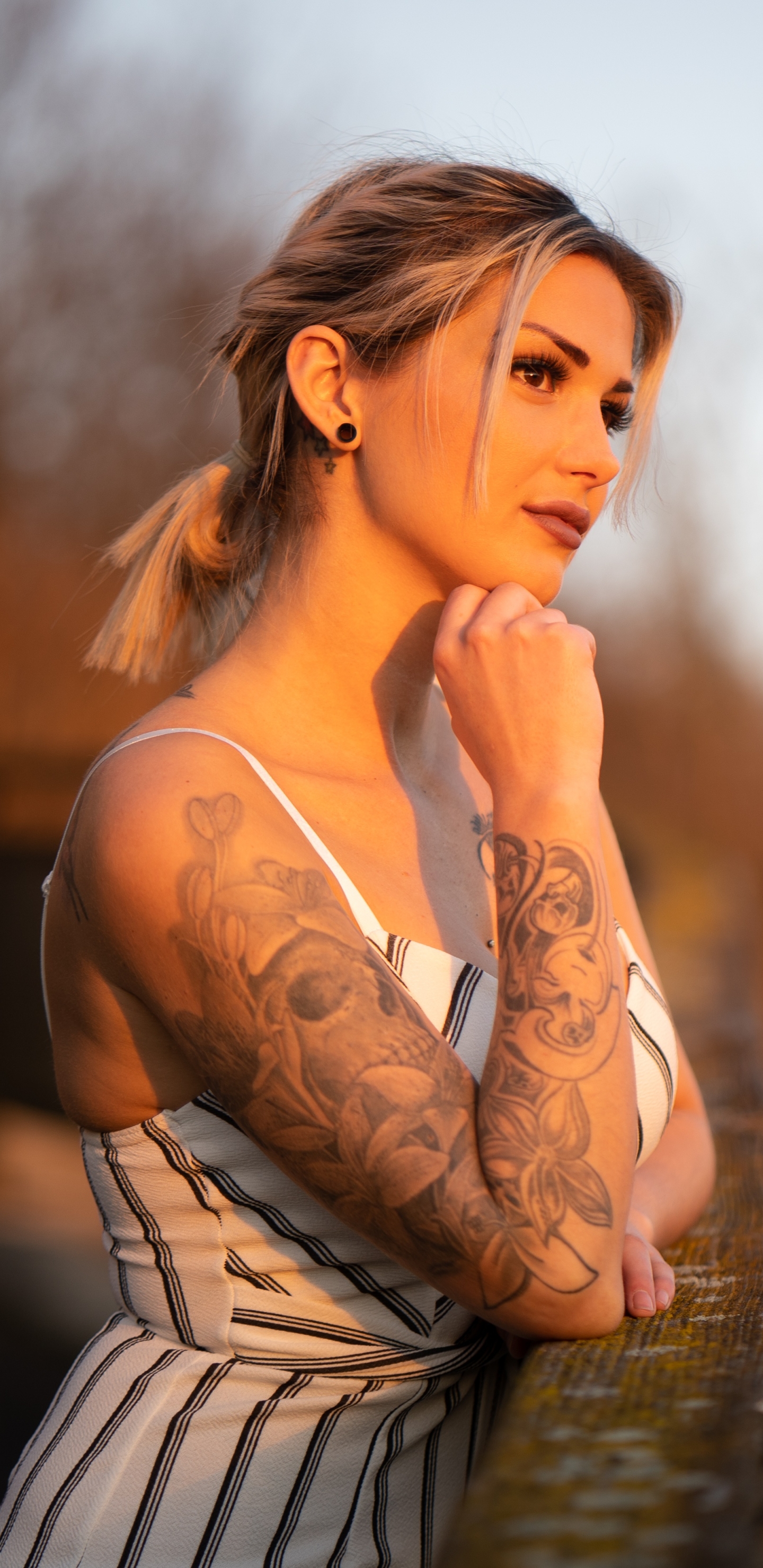 Baixar papel de parede para celular de Tatuagem, Loiro, Modelo, Mulheres, Olhos Castanhos, Cabelo Loiro gratuito.