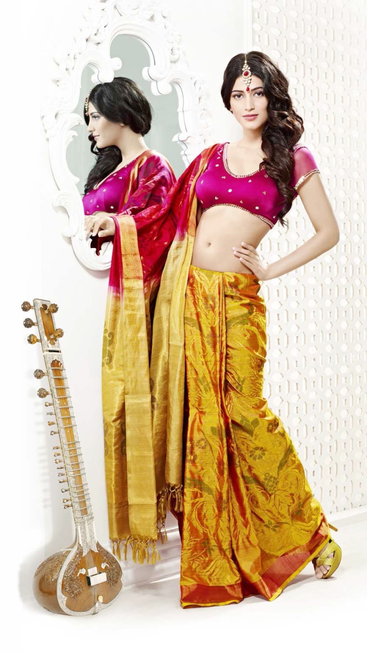 Handy-Wallpaper Spiegel, Berühmtheiten, Bollywood, Shruti Haasan, Sari kostenlos herunterladen.