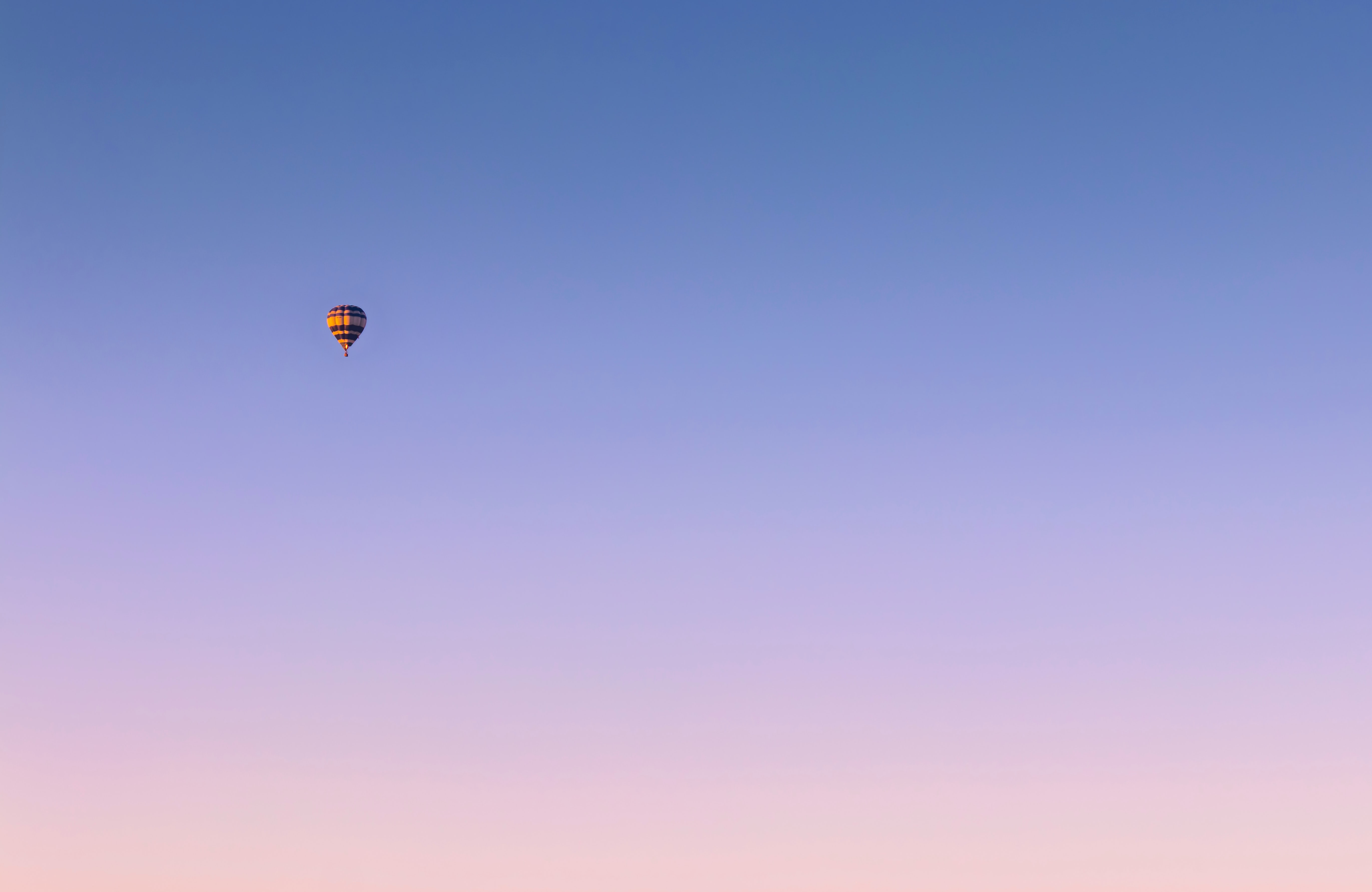 121792 скачать картинку минимализм, небо, полет, воздушный шар, градиент - обои и заставки бесплатно