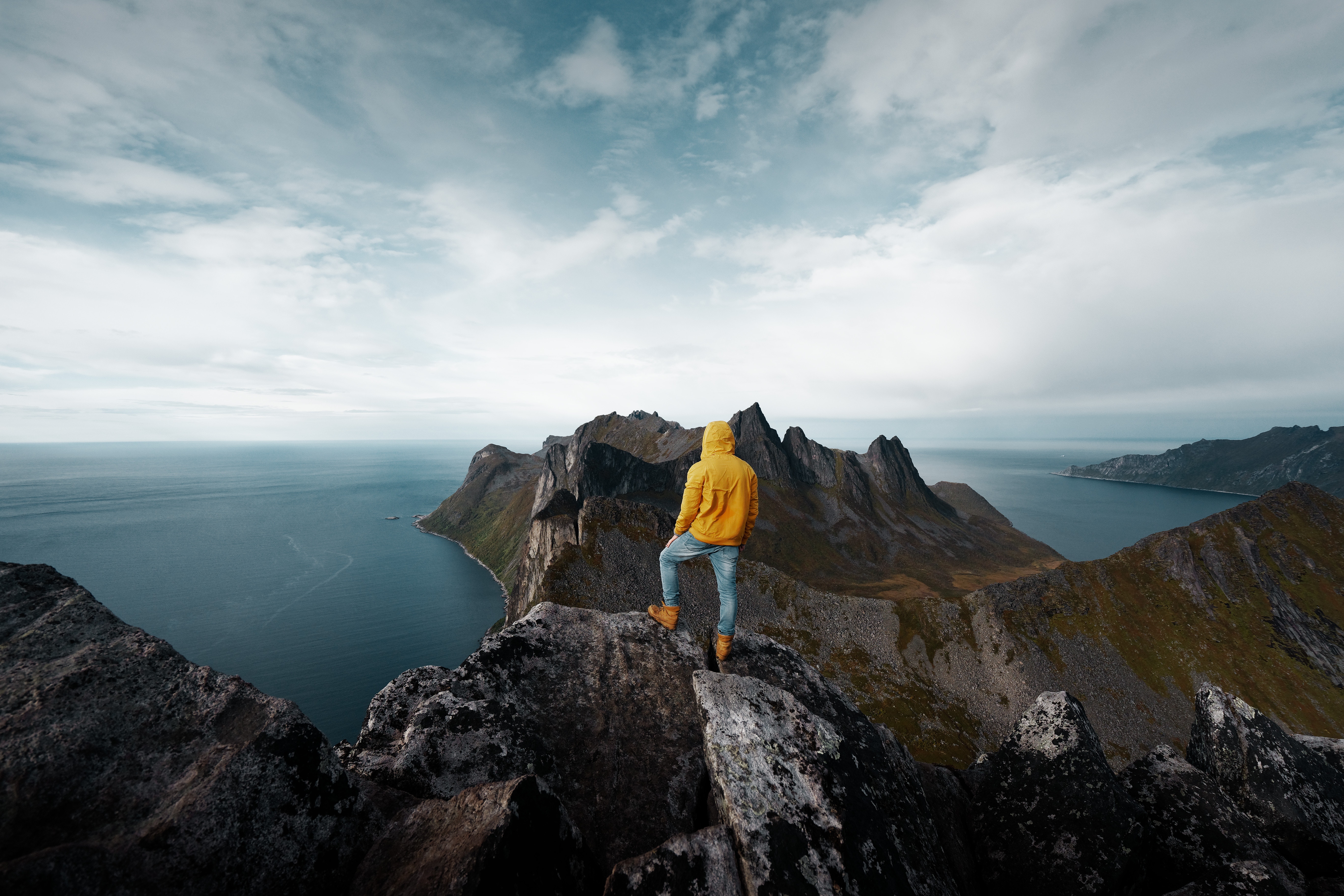 99698 скачать картинку норвегия, уединение, природа, гора, вершина, человек - обои и заставки бесплатно
