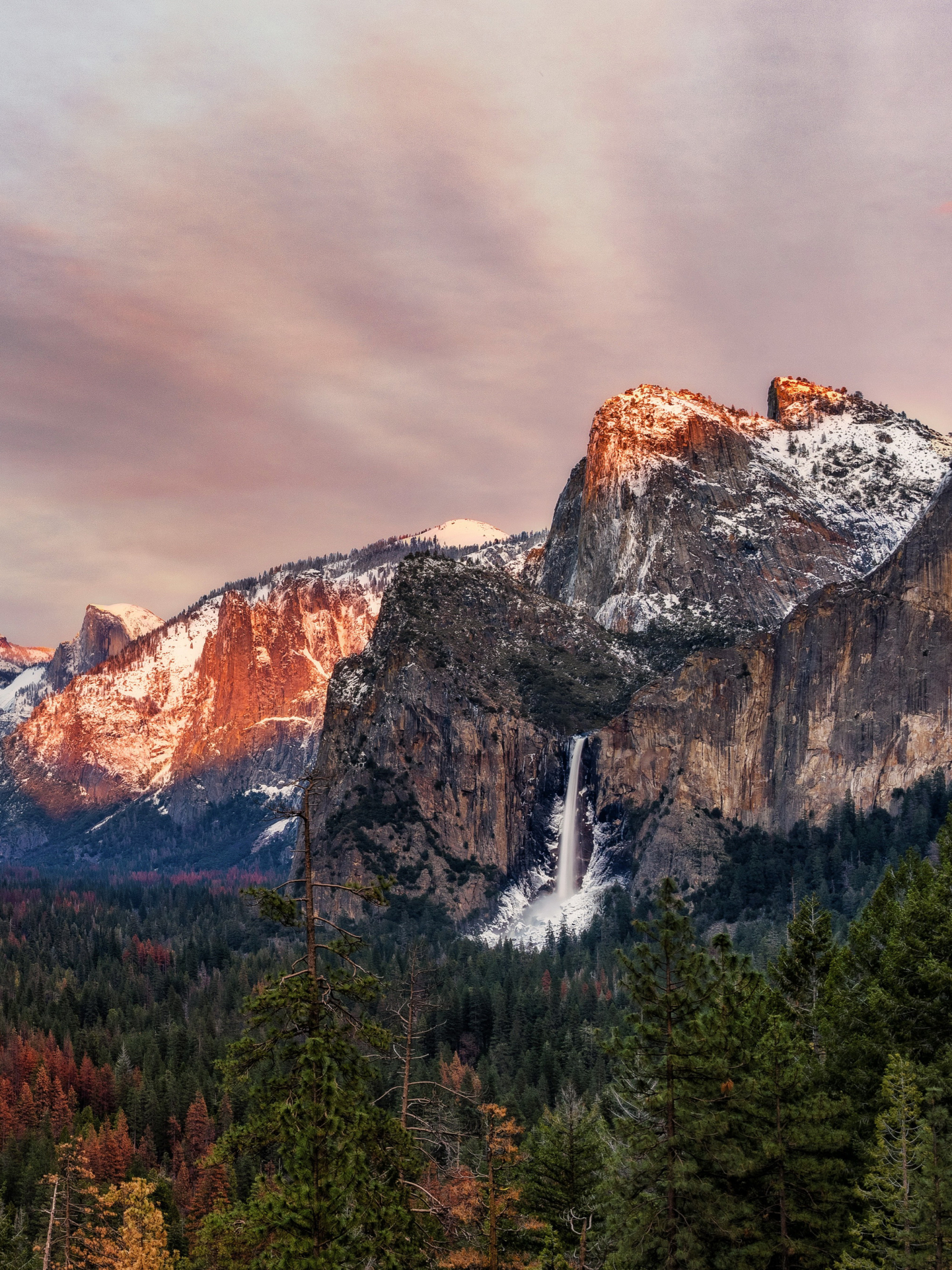 Handy-Wallpaper Natur, Berg, Wasserfall, Wald, Cliff, Klippe, Gebirge, Nationalpark, Yosemite Nationalpark, Erde/natur kostenlos herunterladen.