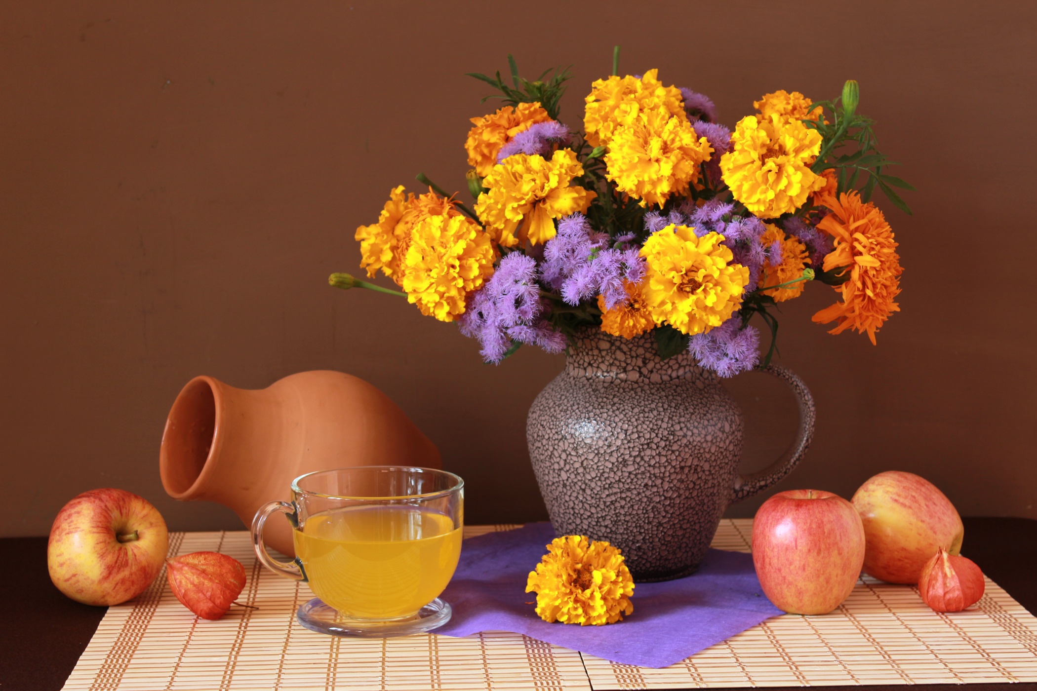 Laden Sie das Blume, Strauß, Apfel, Fotografie, Gelbe Blume, Lila Blume, Stillleben-Bild kostenlos auf Ihren PC-Desktop herunter