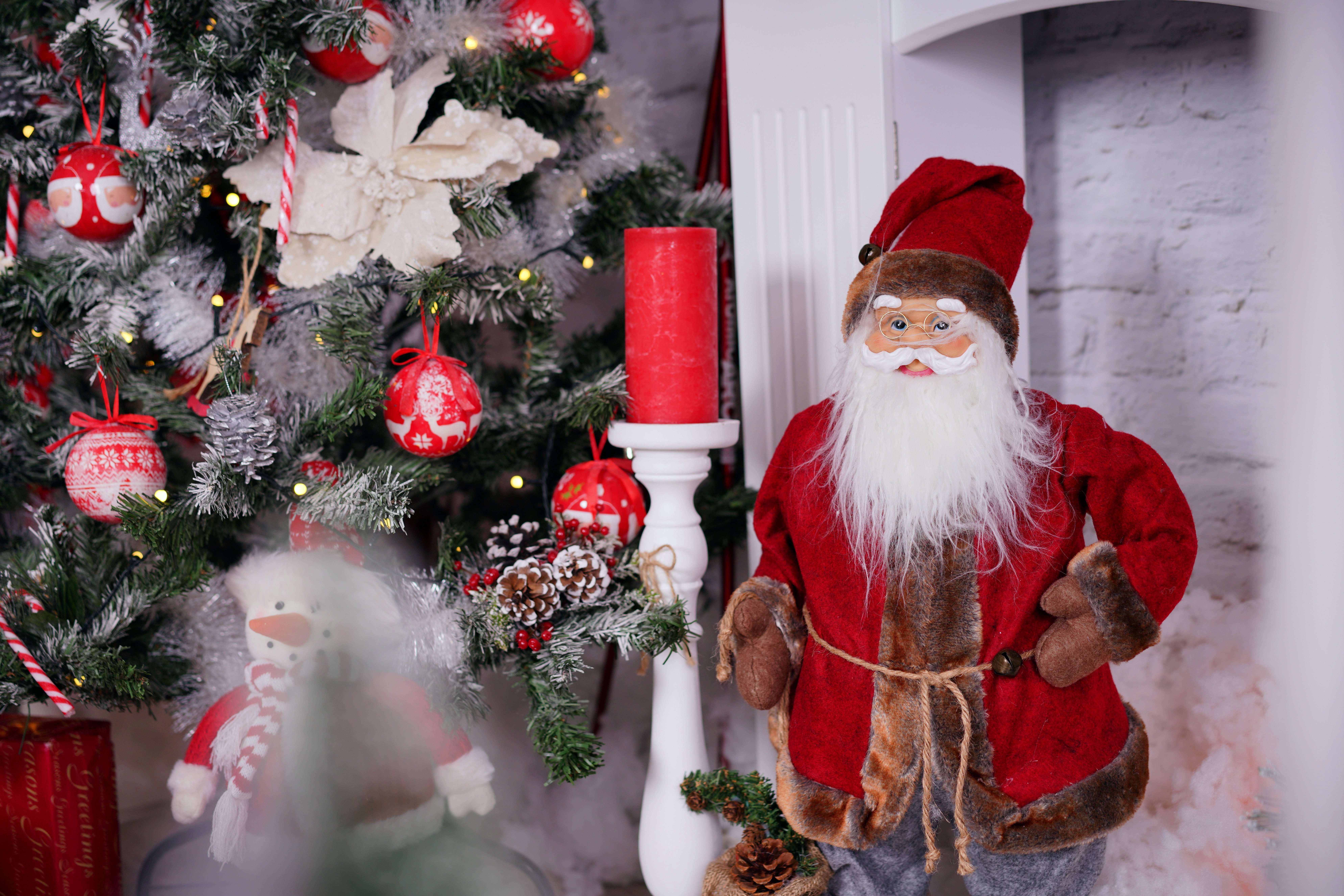 Handy-Wallpaper Feiertage, Weihnachtsmann, Spielzeug, Weihnachten, Schneemann, Weihnachtsbaum, Kerze kostenlos herunterladen.