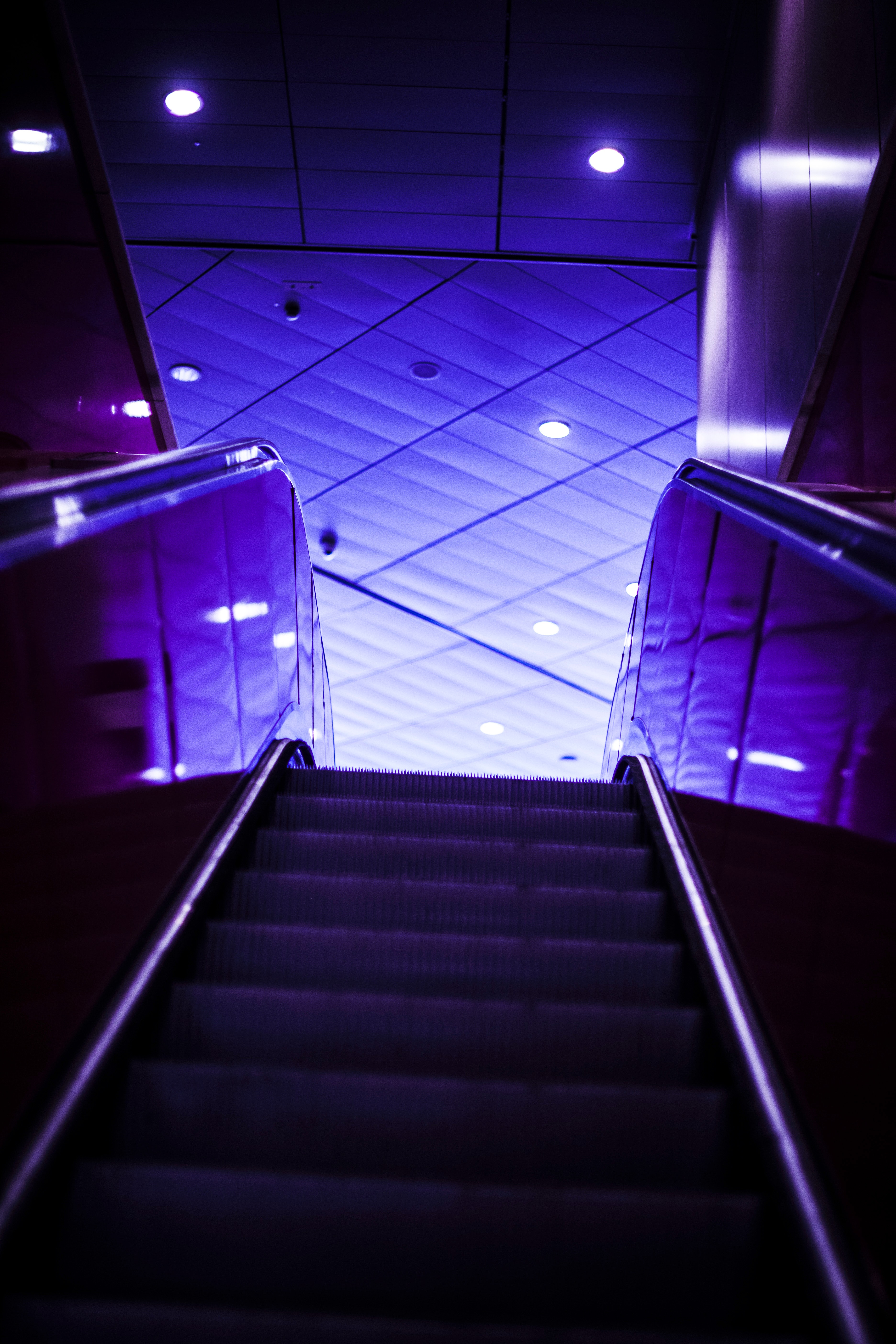 60103 скачать картинку темные, подсветка, лестница, фиолетовый, эскалатор - обои и заставки бесплатно