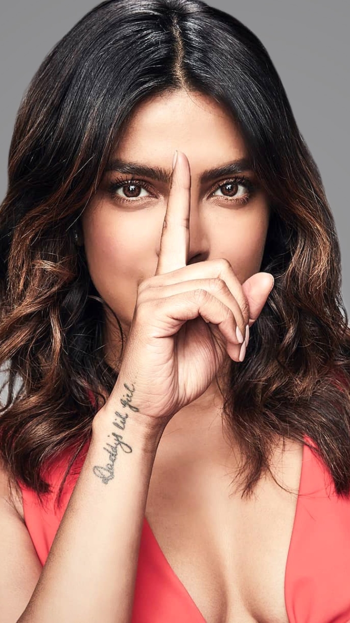 Descarga gratuita de fondo de pantalla para móvil de Morena, Sonreír, Modelo, Indio, Ojos Cafés, Celebridades, Actriz, Priyanka Chopra.