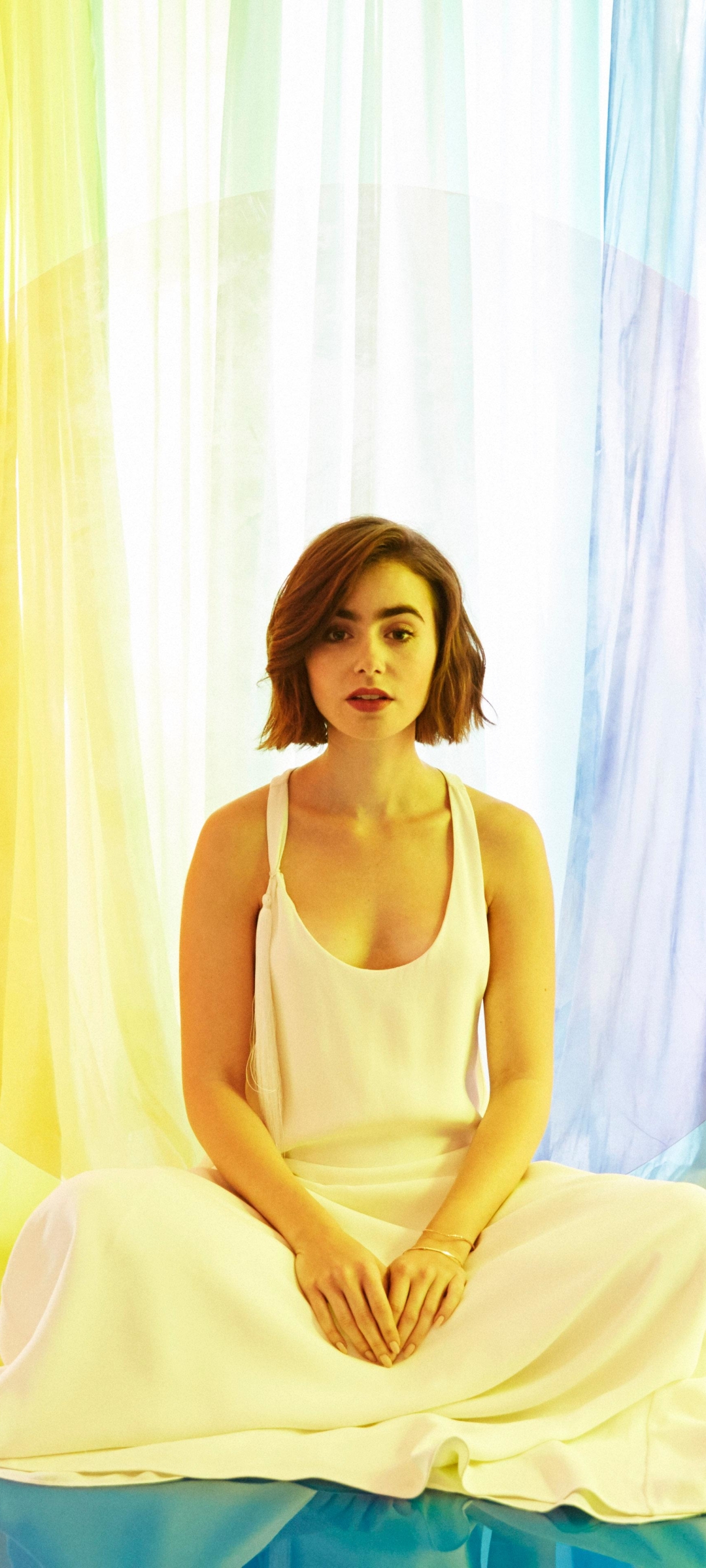 Download mobile wallpaper English, Brunette, Celebrity, Short Hair, Actress, Lily Collins for free.