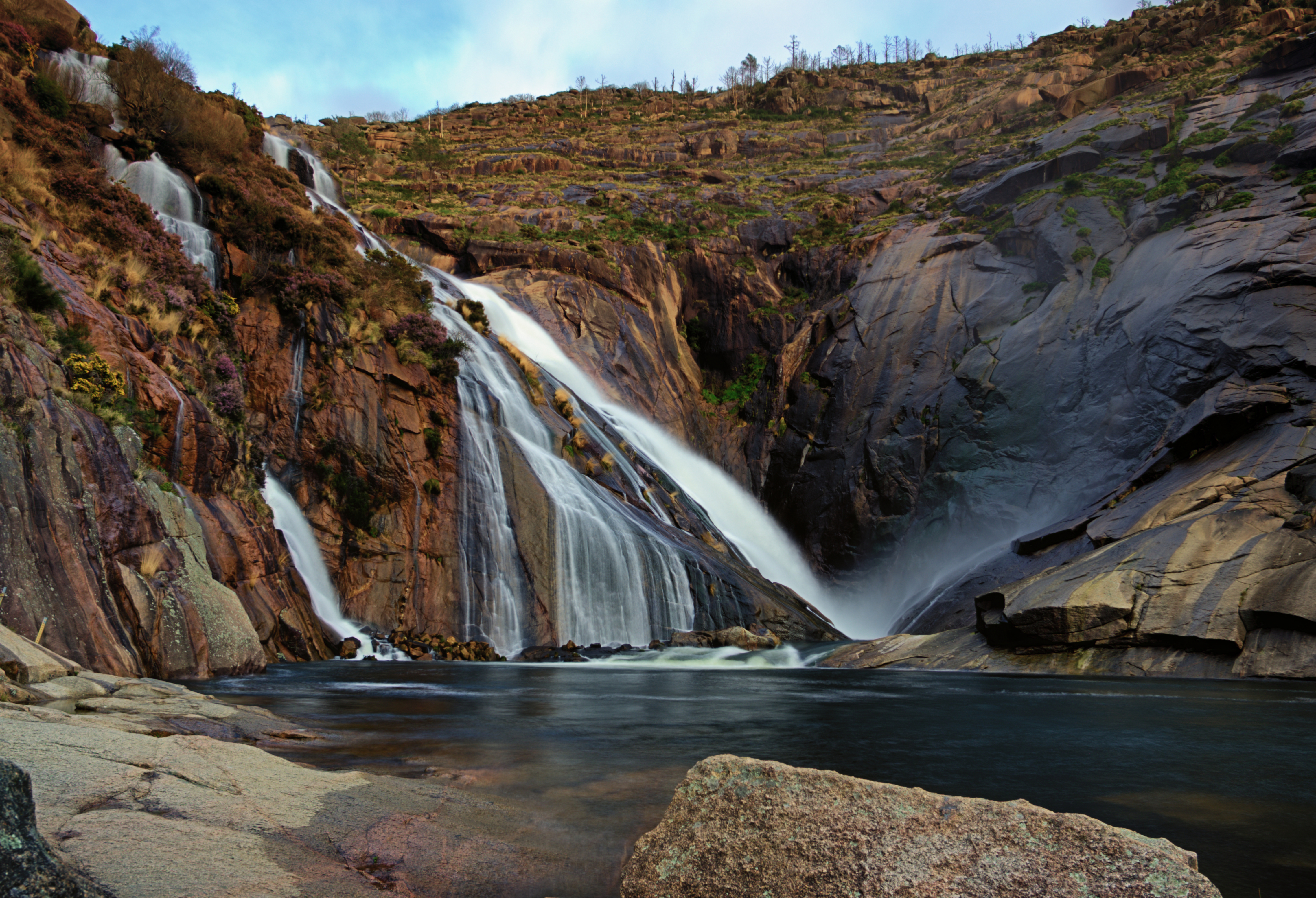 Descarga gratis la imagen Naturaleza, Cascadas, Cascada, Acantilado, Tierra/naturaleza en el escritorio de tu PC