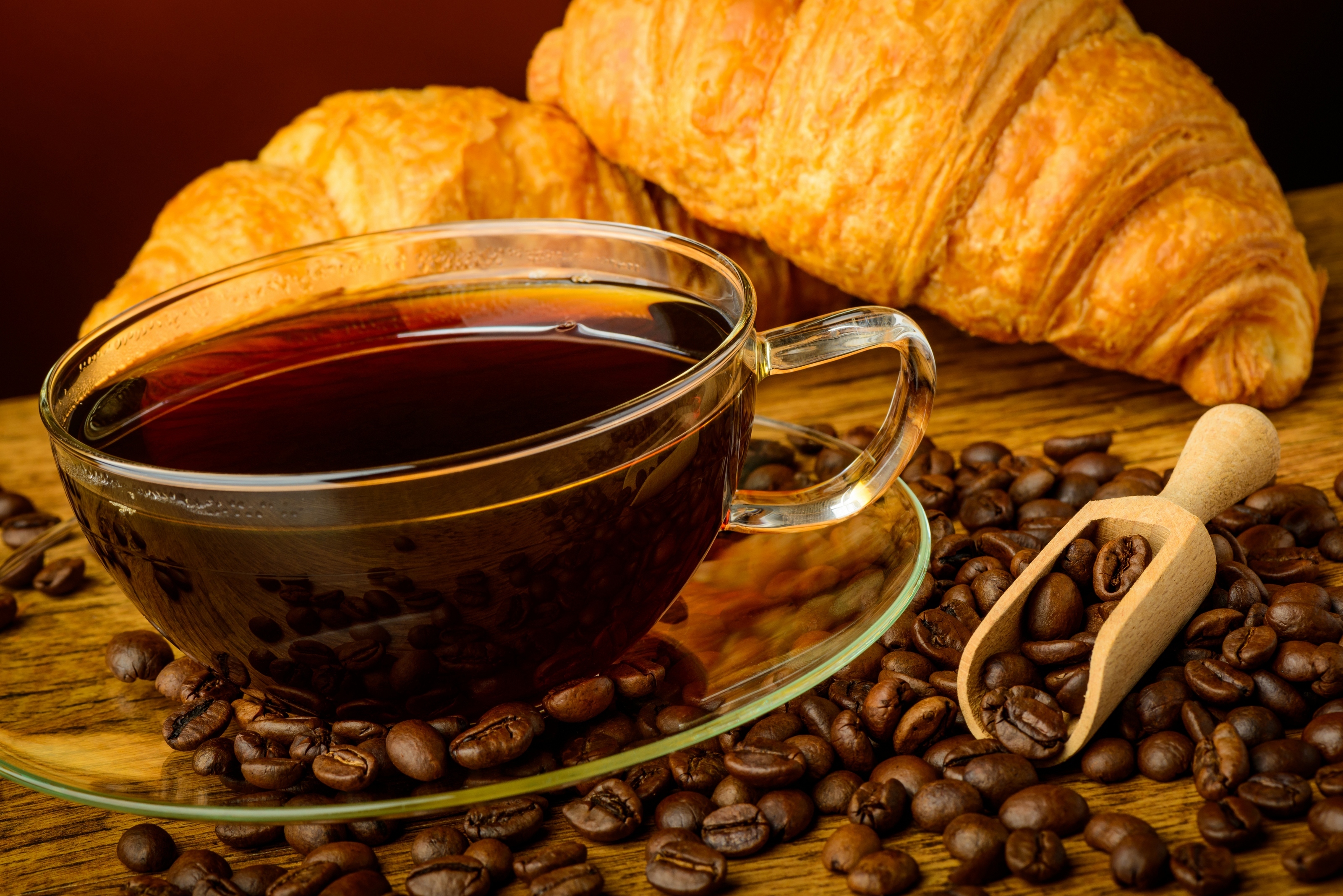 Handy-Wallpaper Tasse, Kaffeebohnen, Croissant, Nahrungsmittel, Kaffee kostenlos herunterladen.