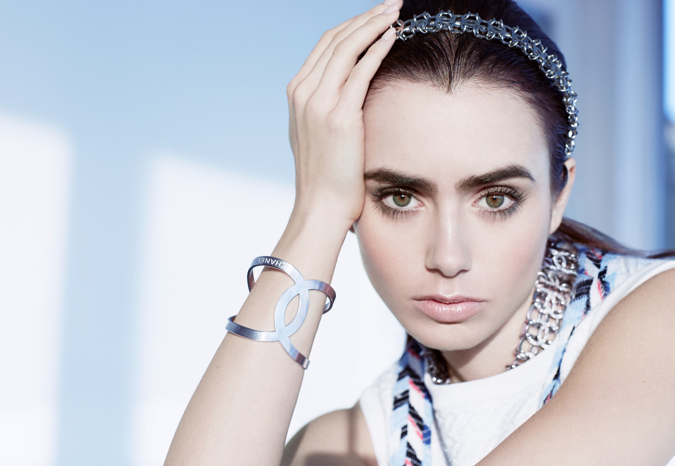 Free download wallpaper Jewelry, English, Face, Brunette, Green Eyes, Celebrity, Actress, Lily Collins on your PC desktop