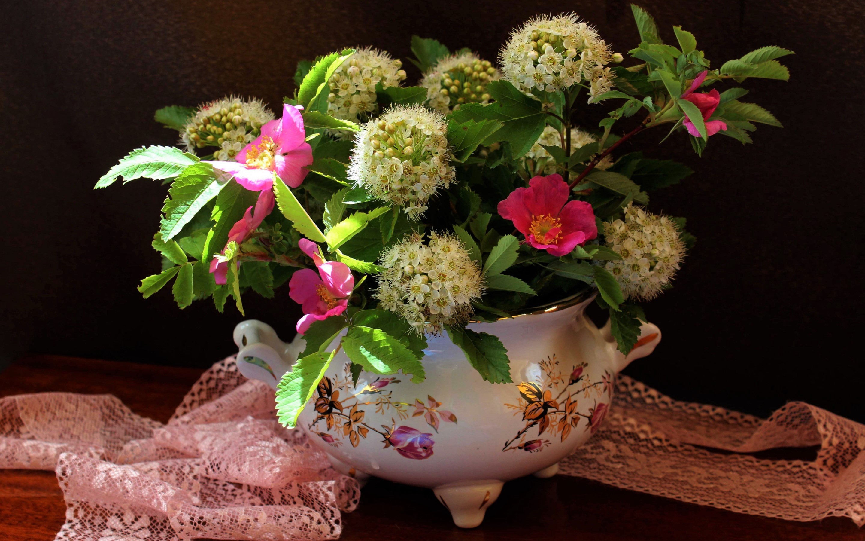 Handy-Wallpaper Blume, Vase, Fotografie, Schal, Weiße Blume, Pinke Blume, Stillleben kostenlos herunterladen.