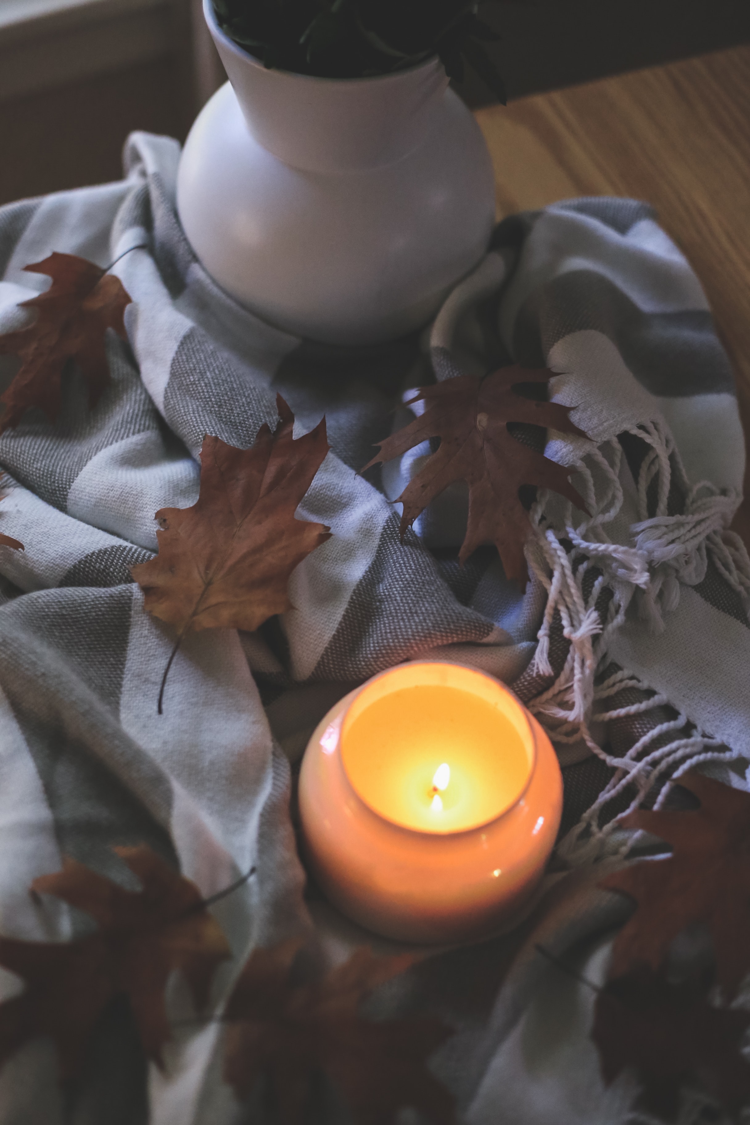 119073 скачать картинку осень, листья, пламя, разное, ткань, свеча - обои и заставки бесплатно