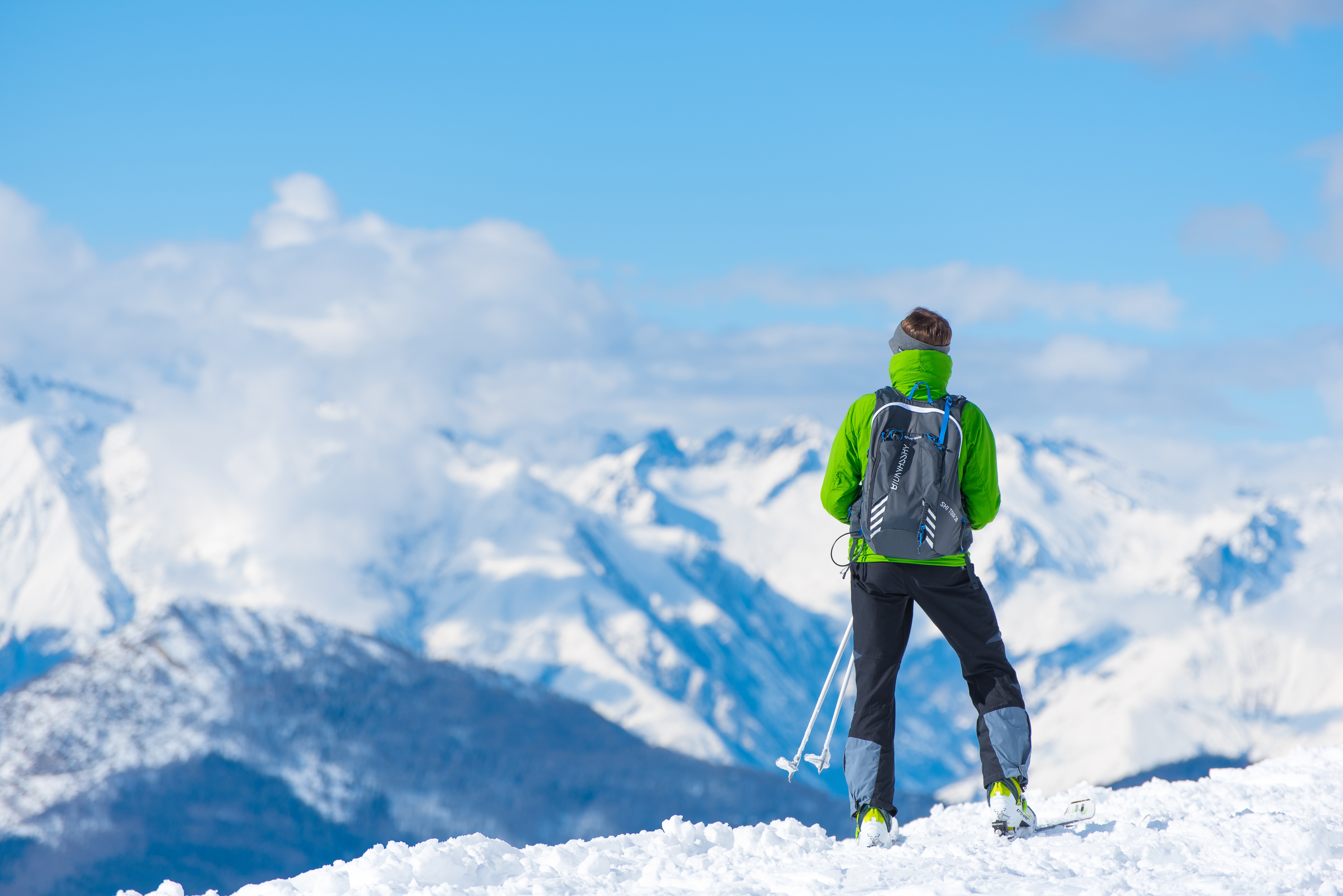 124910 скачать картинку спорт, гора, вершина, турист, лыжи, спортсмен - обои и заставки бесплатно