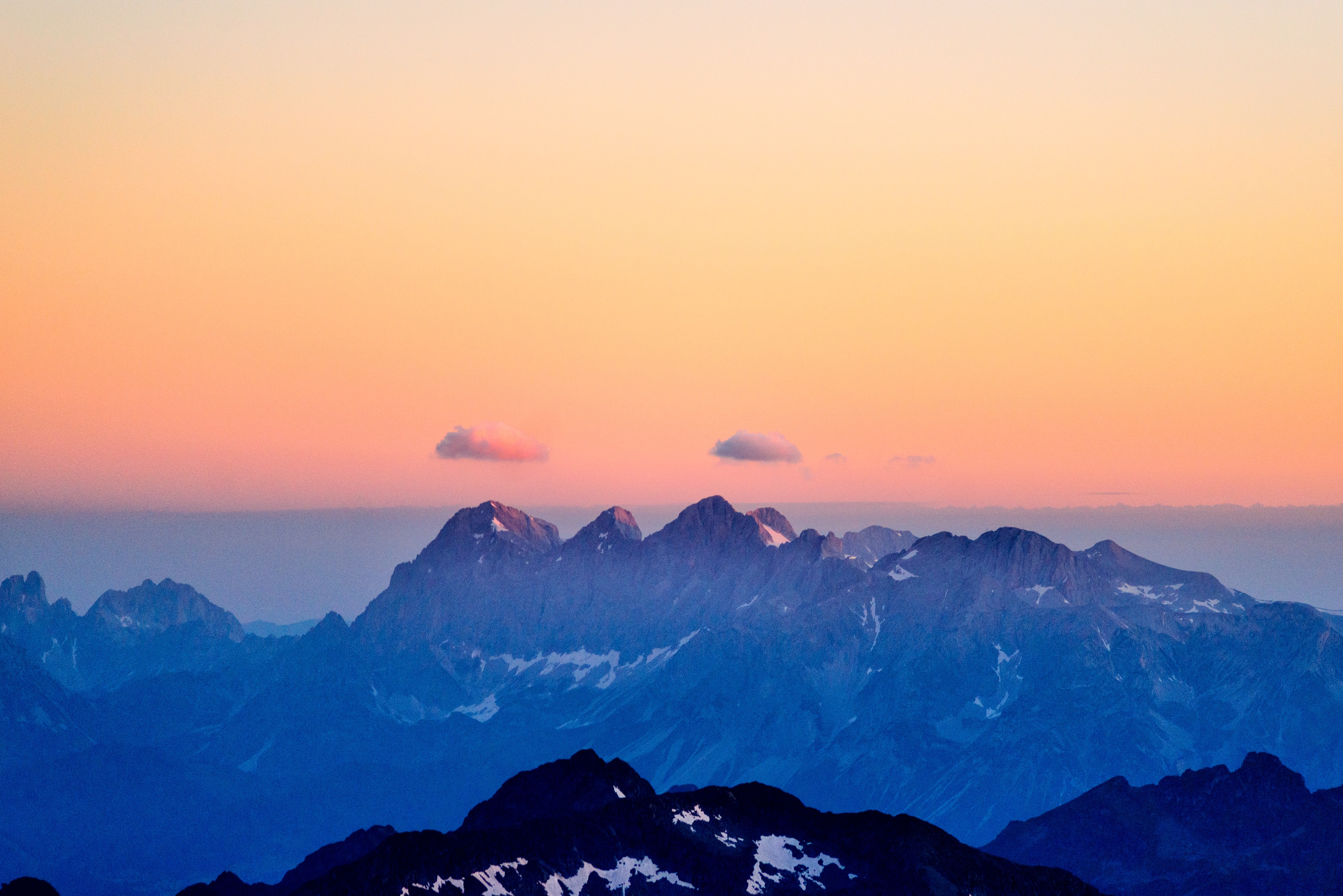 Descarga gratis la imagen Naturaleza, Puesta Del Sol, Cielo, Montañas, Niebla en el escritorio de tu PC