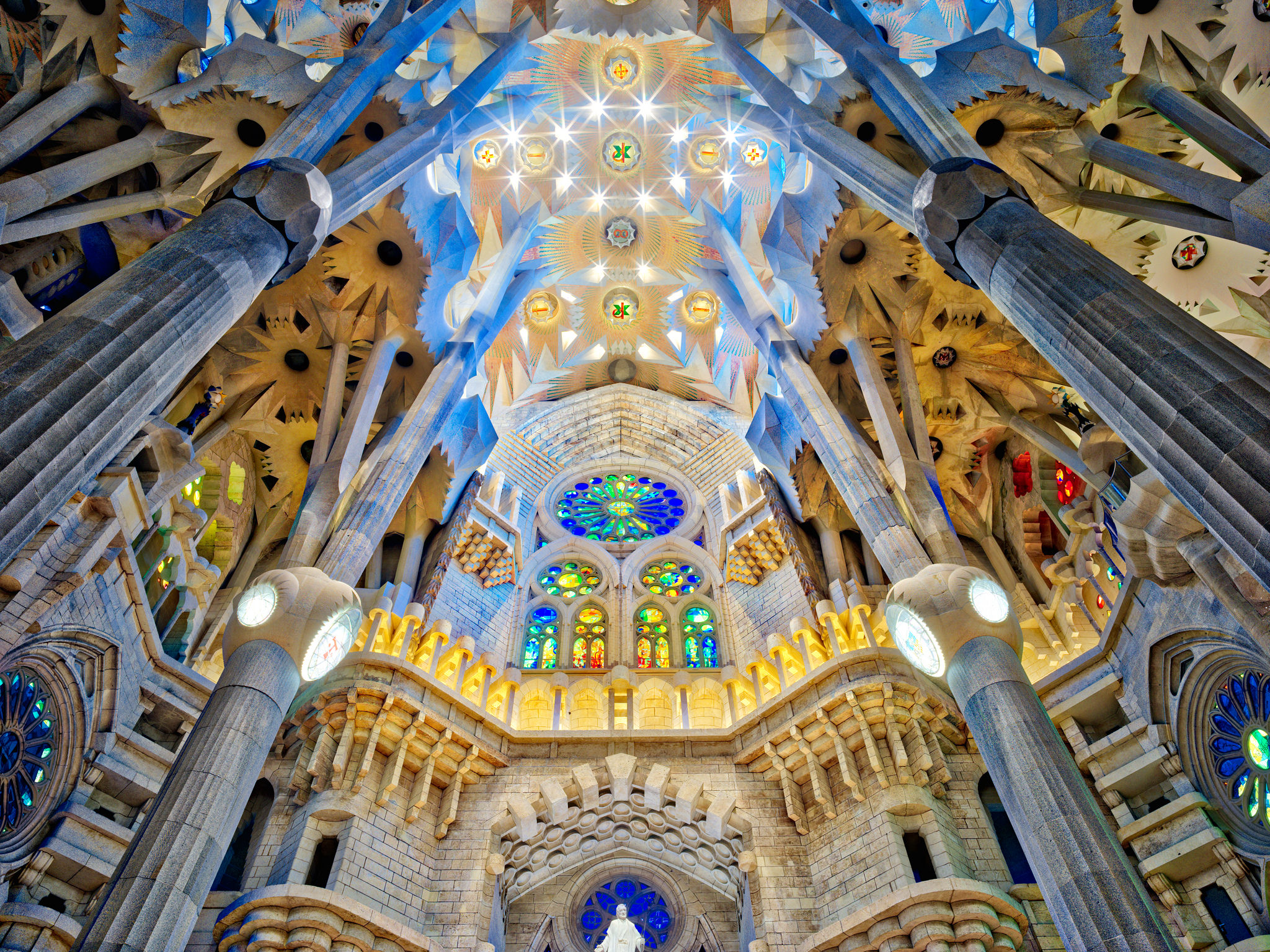 416469 descargar fondo de pantalla sagrada familia, barcelona, catedral, religioso, columnas, españa, vitral, basílicas: protectores de pantalla e imágenes gratis