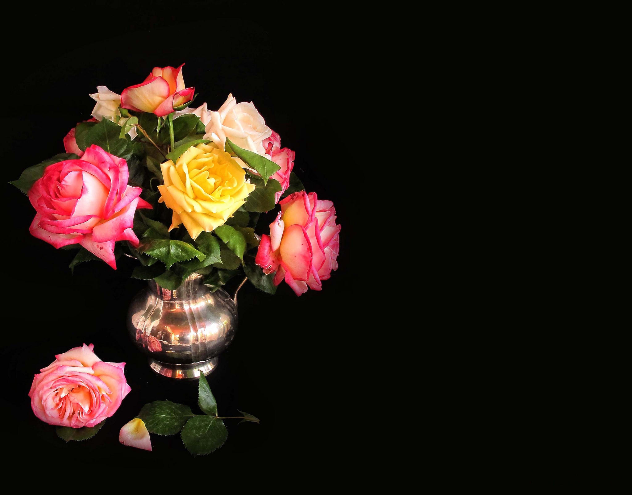 Laden Sie das Blume, Rose, Krug, Farben, Bunt, Silber, Menschengemacht, Stillleben-Bild kostenlos auf Ihren PC-Desktop herunter