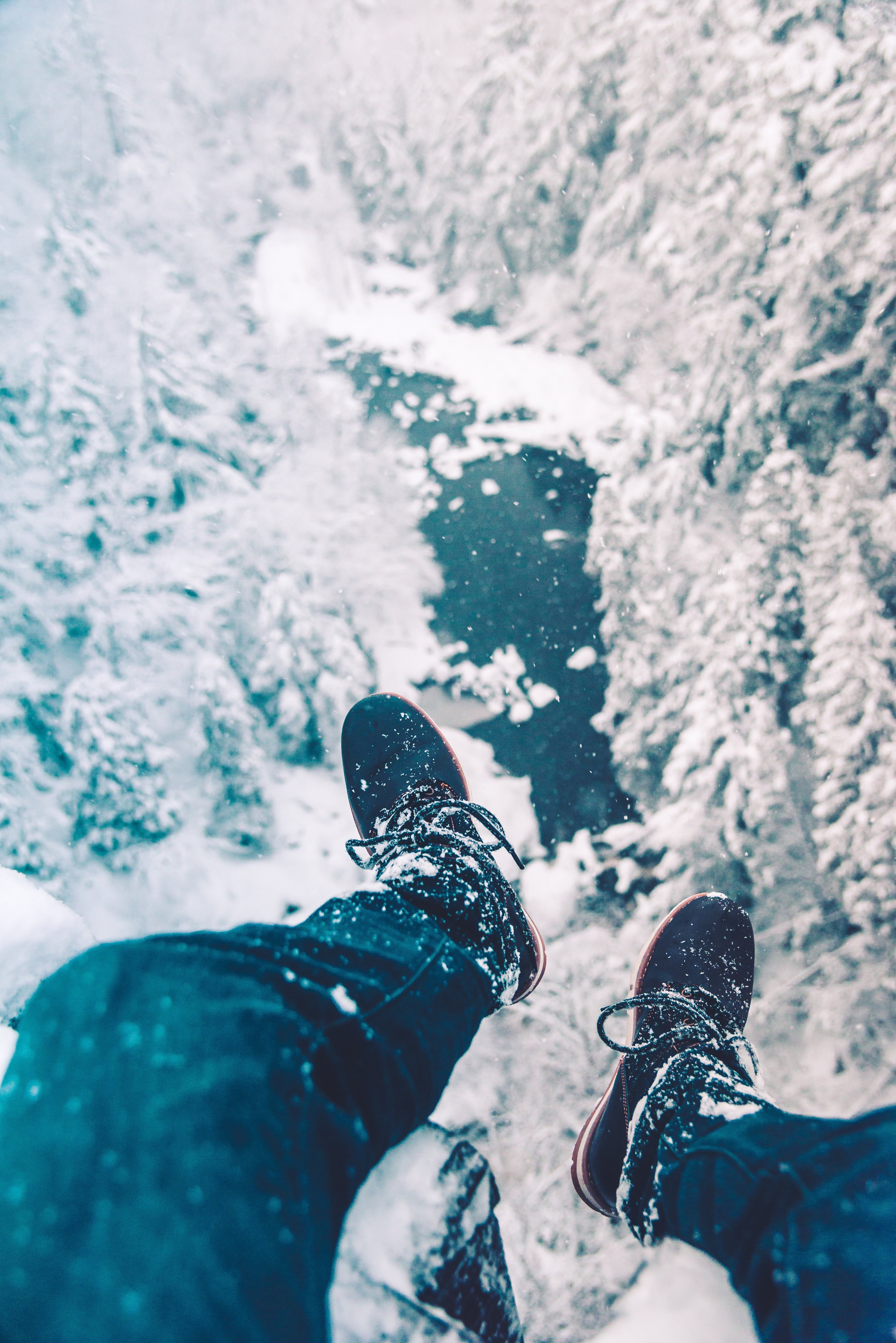 Скачати мобільні шпалери Лід, Ноги, Природа, Сніг, Різне, Зима безкоштовно.