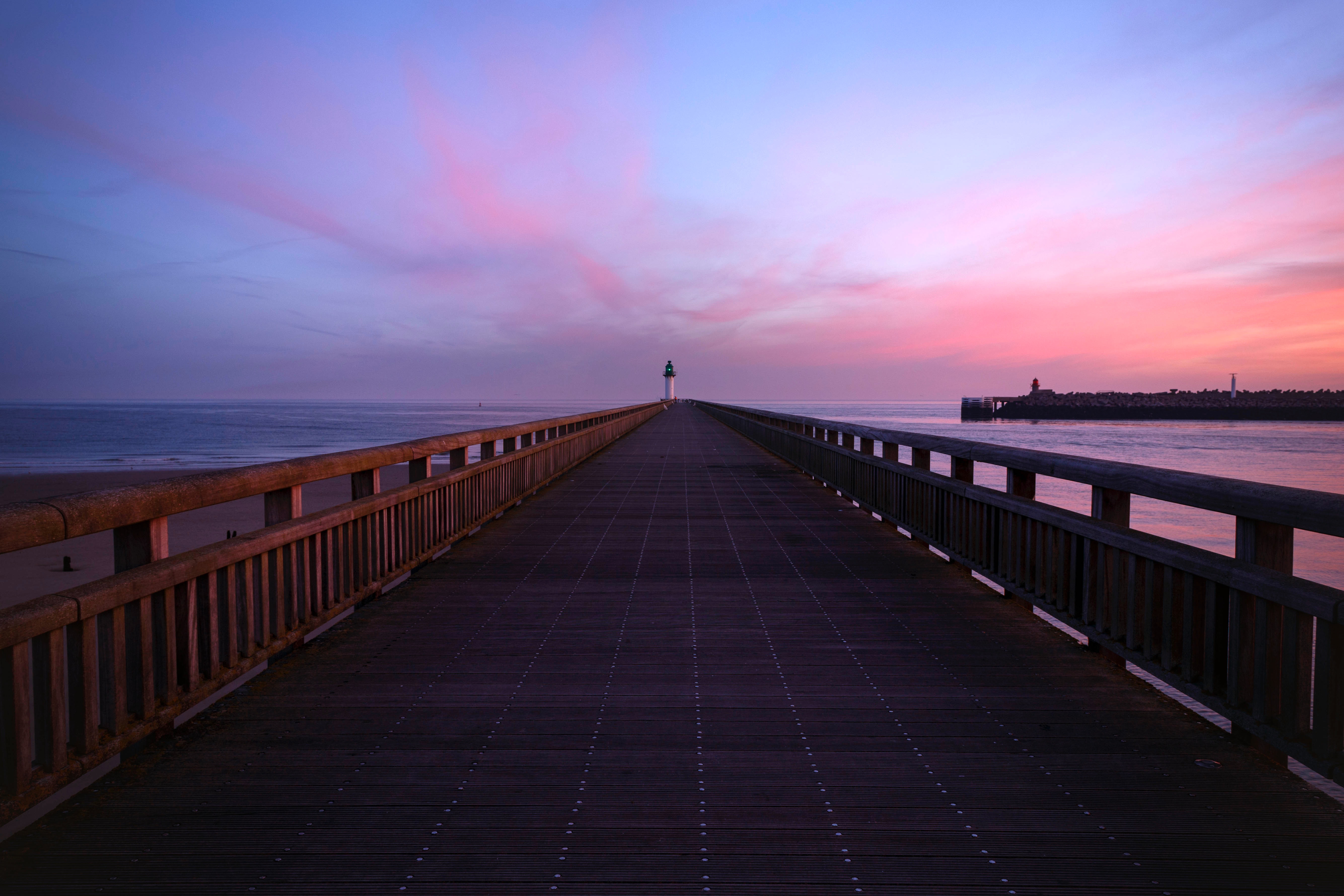 Handy-Wallpaper Natur, Horizont, Sky, Morgendämmerung, Seebrücke, Pier, Sea, Leuchtturm kostenlos herunterladen.