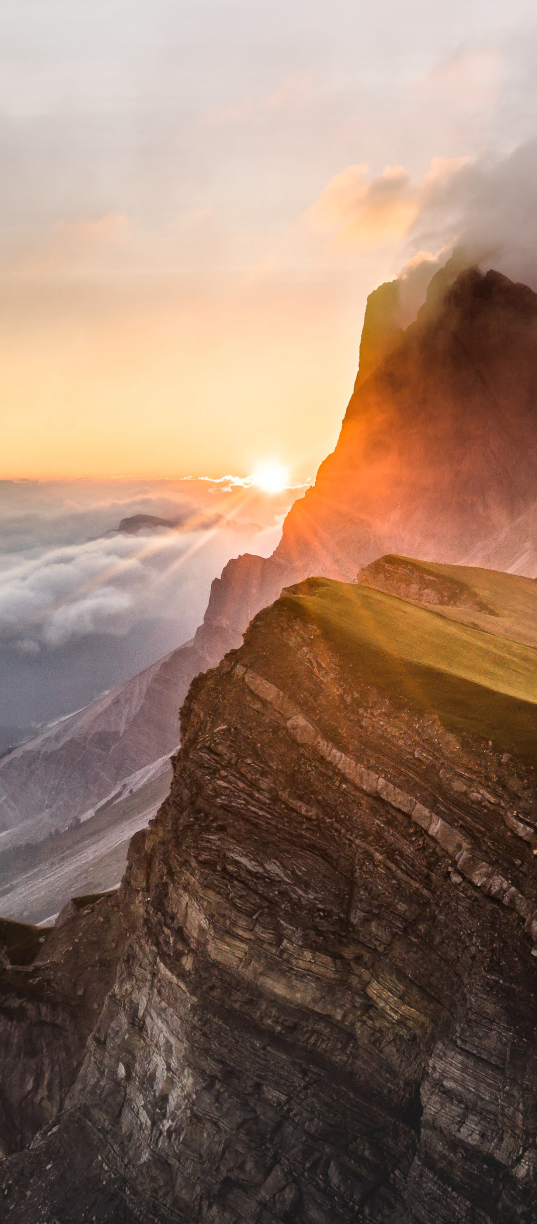 Handy-Wallpaper Natur, Gipfel, Gebirge, Wolke, Sonnenuntergang, Sonnenstrahl, Berge, Erde/natur, Sonnenbohne kostenlos herunterladen.