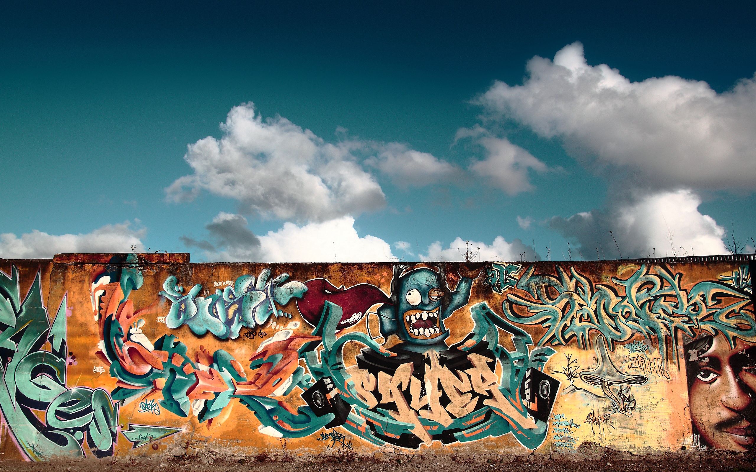 130579 baixar papel de parede graffiti, cidades, céu, nuvens, cidade, muro, parede, colorido, coloridos, pichação - protetores de tela e imagens gratuitamente