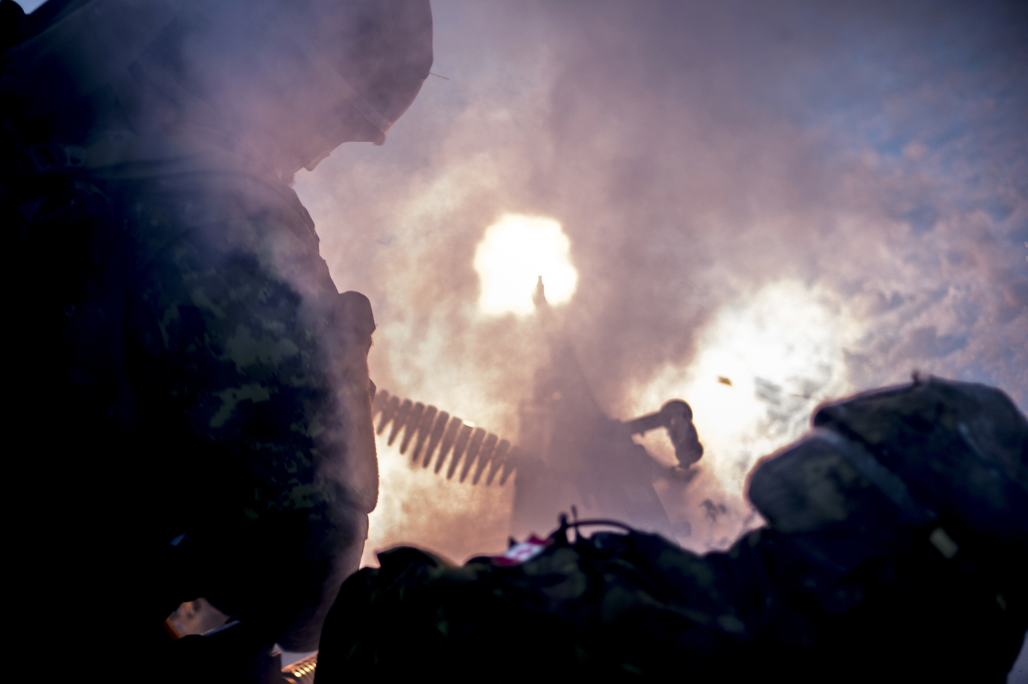 Скачать обои бесплатно Дым, Оружие, Солдат, Военные, Пулемёт картинка на рабочий стол ПК