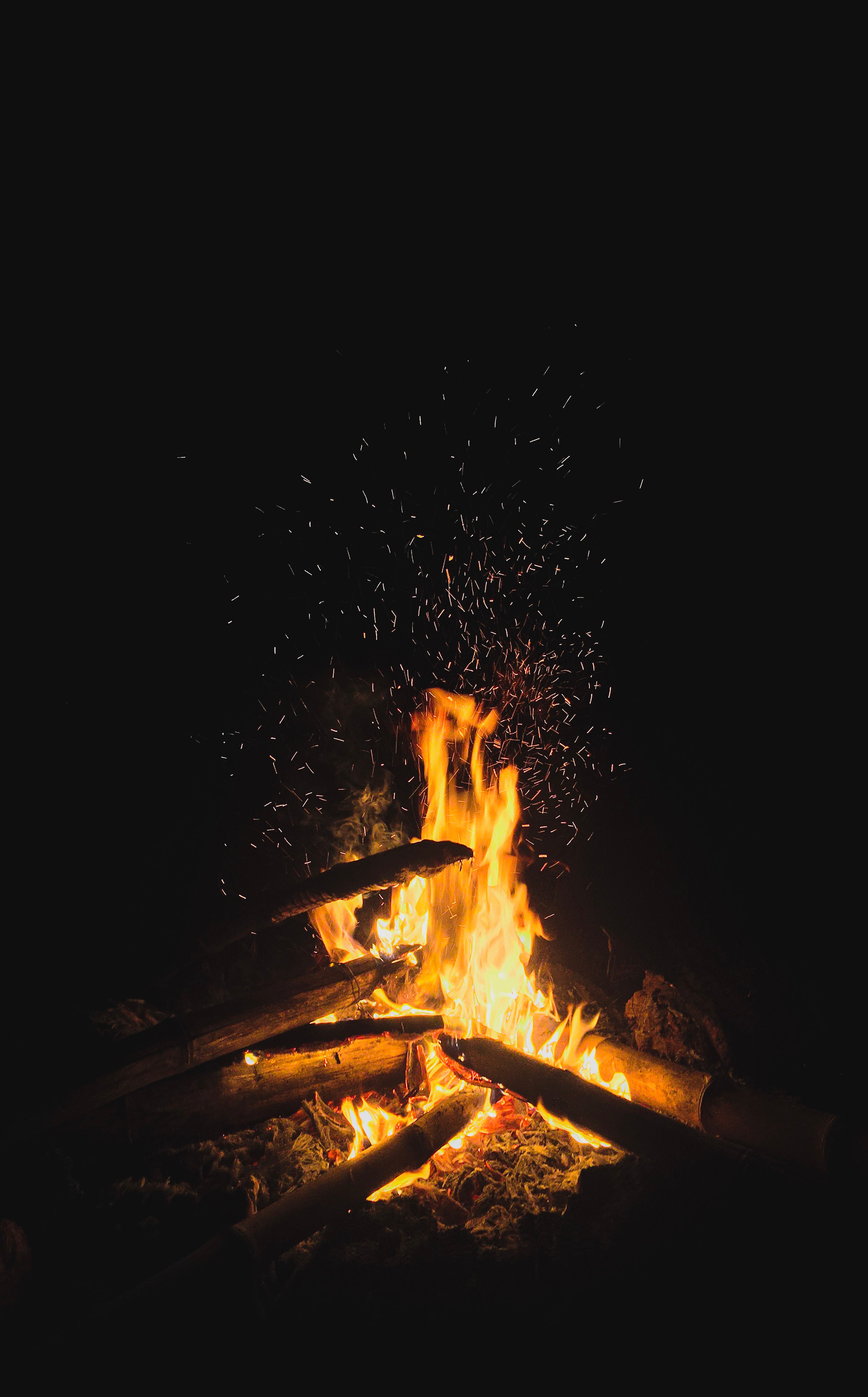 Laden Sie das Feuer, Bonfire, Funken, Brennholz, Flamme, Dunkel-Bild kostenlos auf Ihren PC-Desktop herunter
