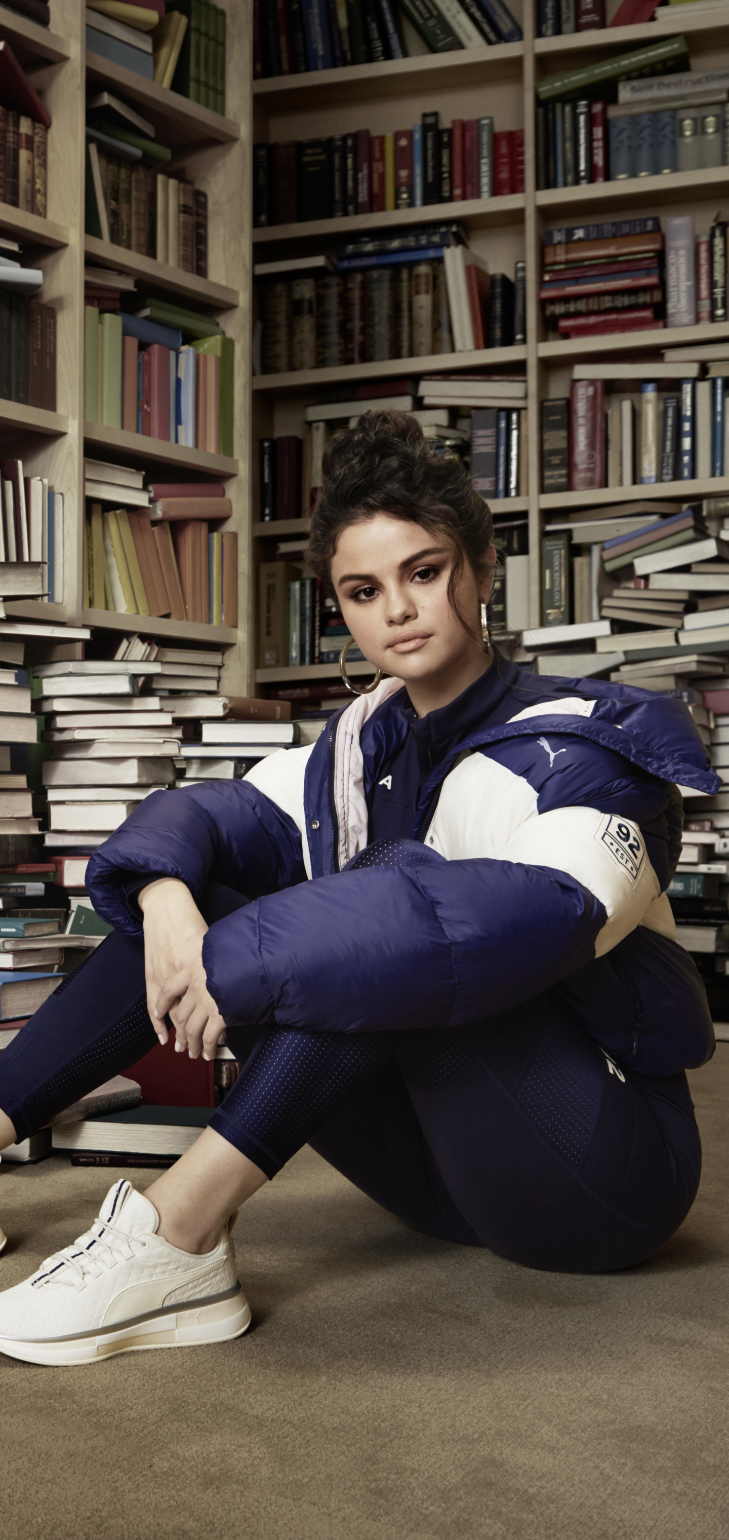 Handy-Wallpaper Musik, Selena Gomez, Buch, Sänger, Brünette, Bibliothek, Amerikanisch, Schuh kostenlos herunterladen.