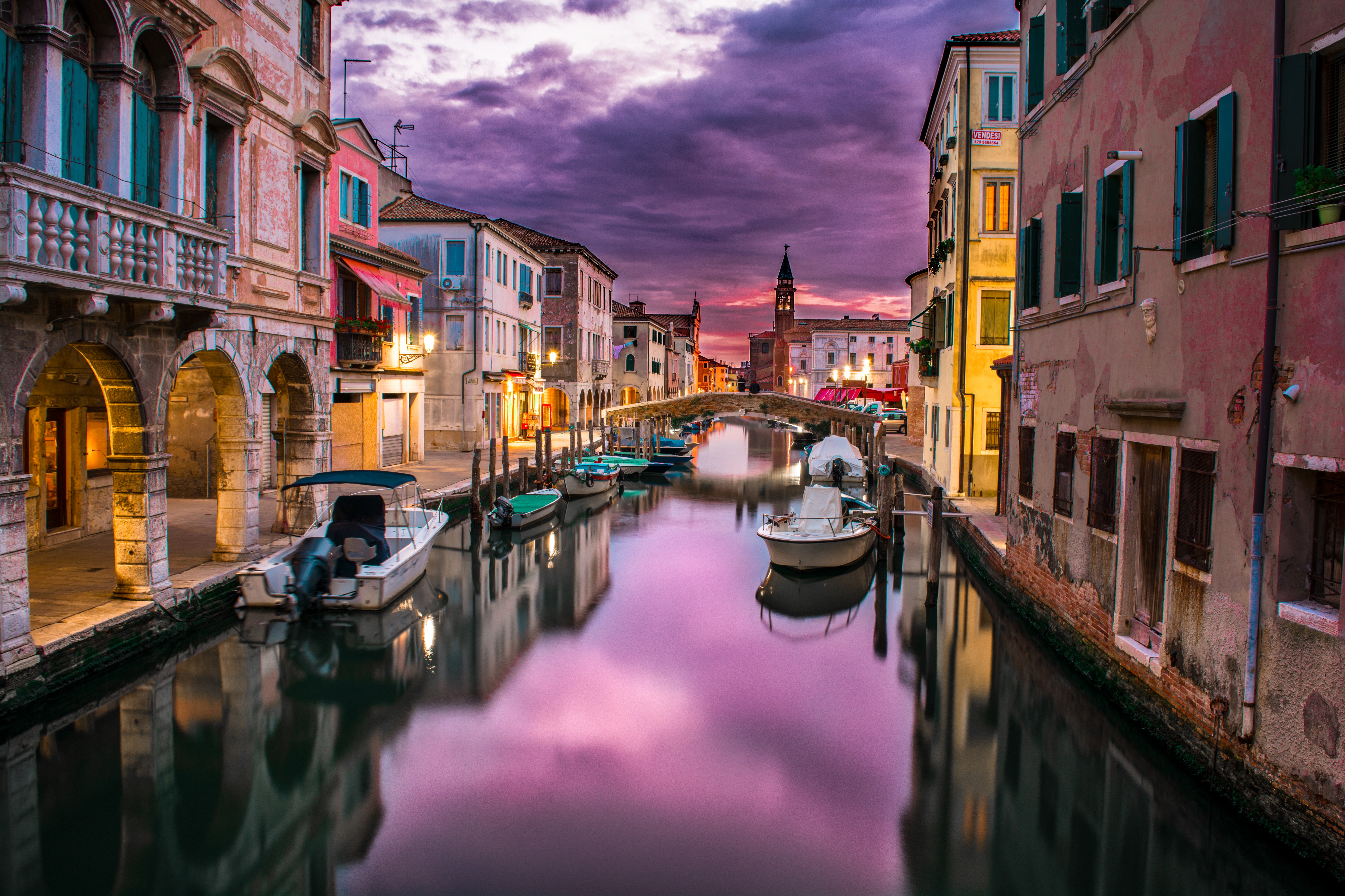 421584 скачать картинку венеция, дом, закат, города, сделано человеком, лодка, канал, кьоджа, отражение - обои и заставки бесплатно