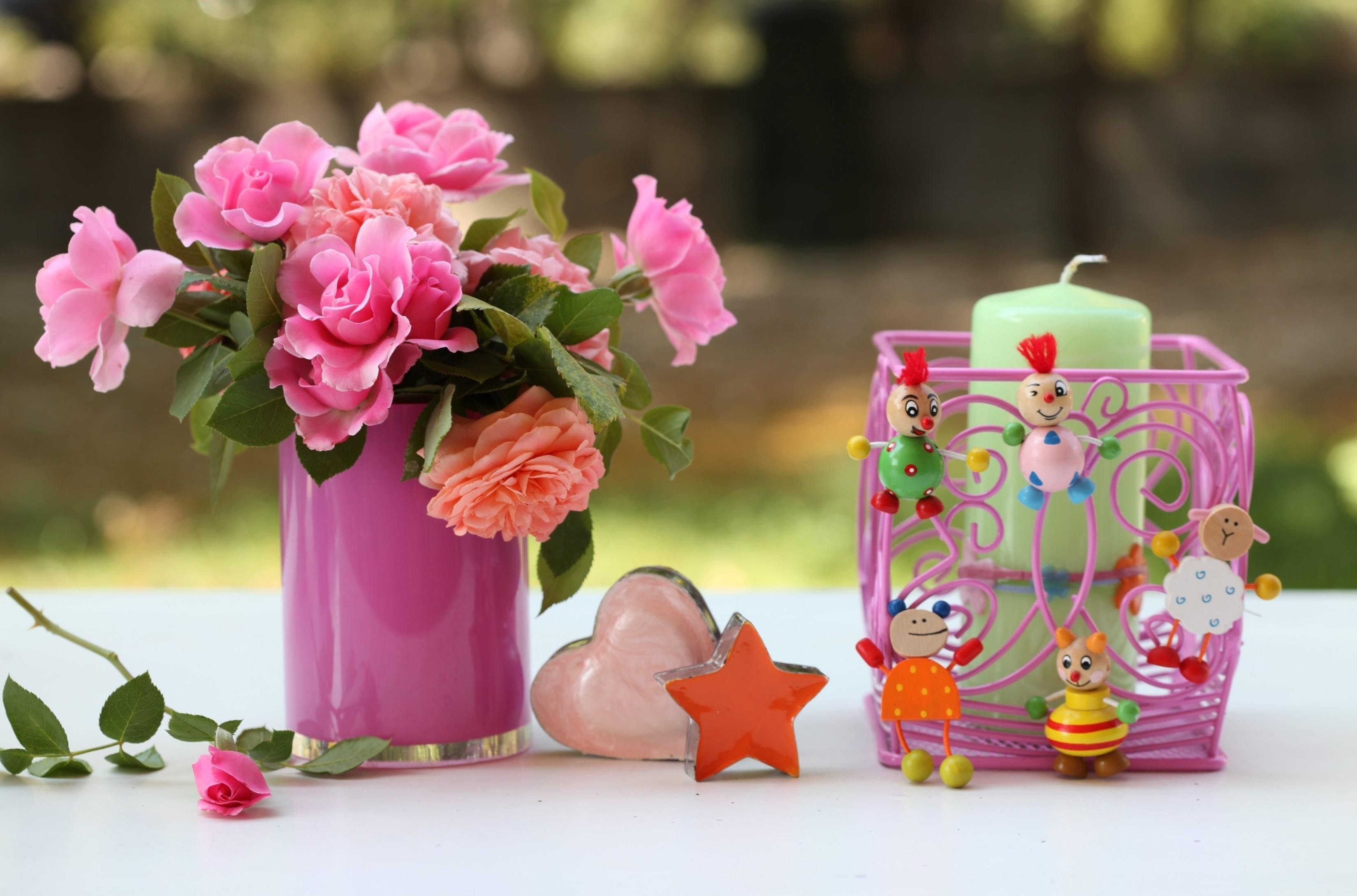 102251 descargar fondo de pantalla flores, juguetes, jarrón, vela, candelero: protectores de pantalla e imágenes gratis