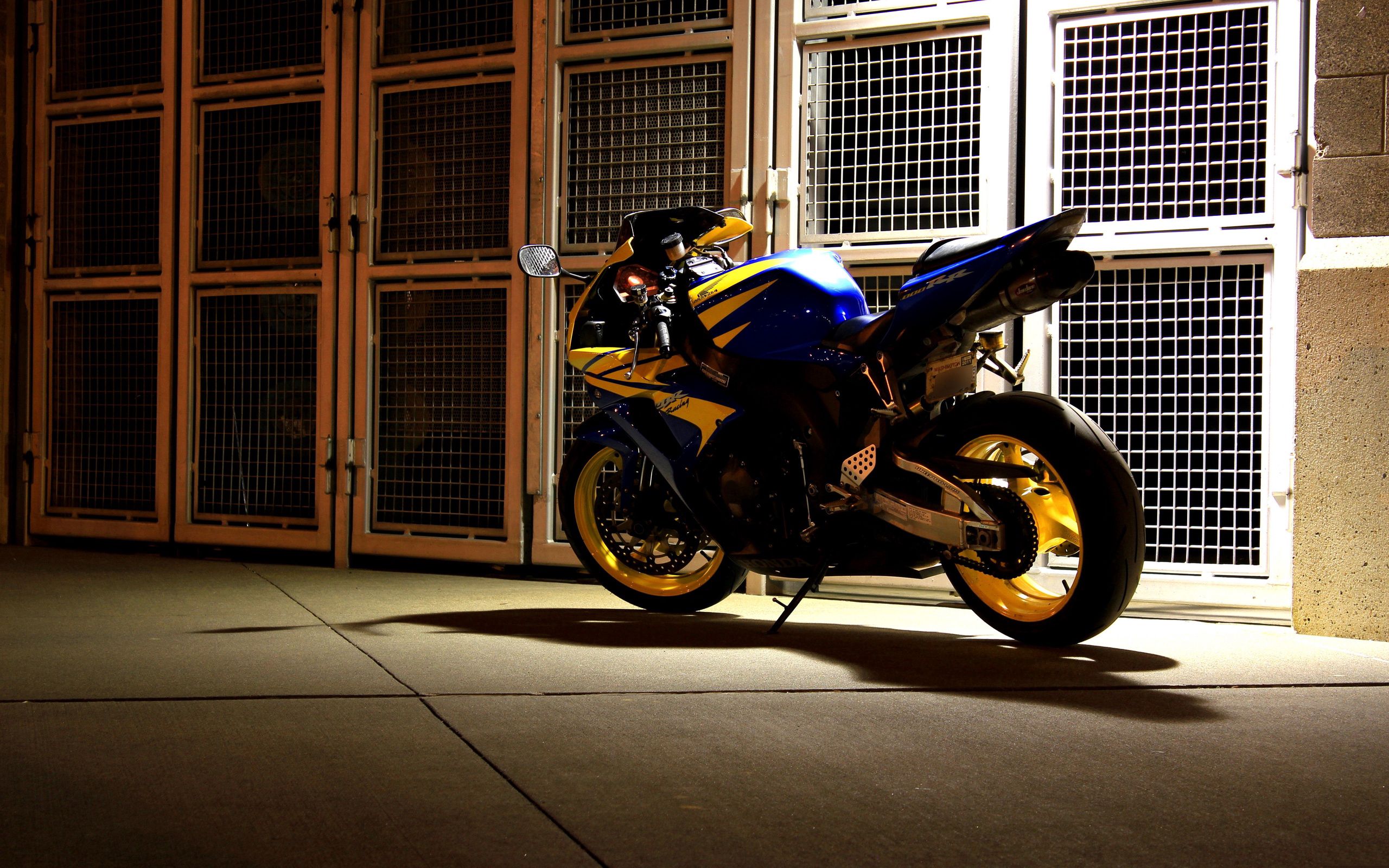 140408 descargar imagen motocicleta, noche, motocicletas, patio: fondos de pantalla y protectores de pantalla gratis