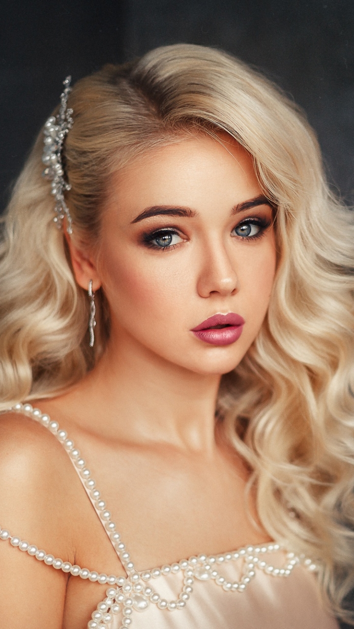 Handy-Wallpaper Blond, Locken, Modell, Frauen, Blaue Augen, Blondinen, Lippenstift kostenlos herunterladen.