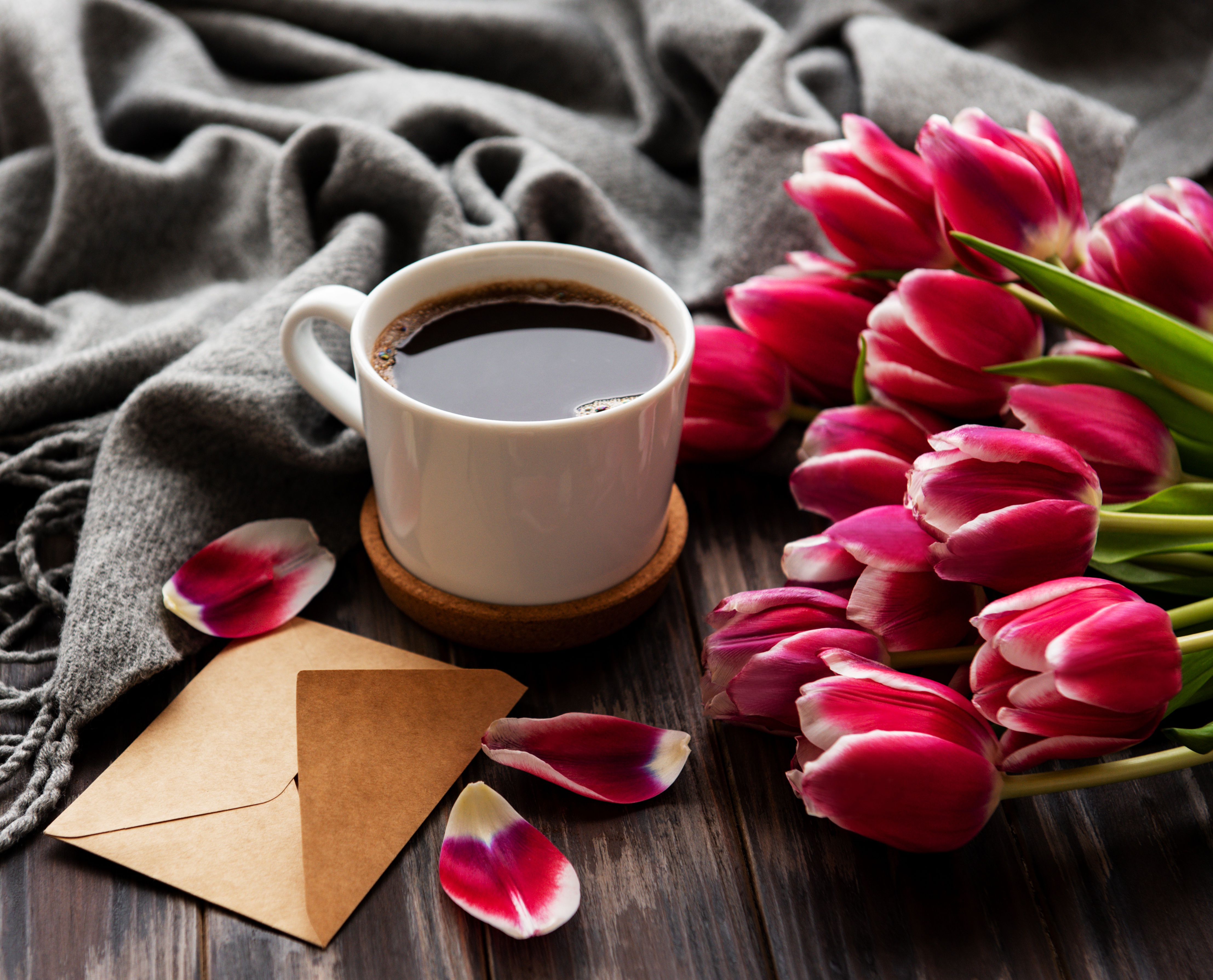 Handy-Wallpaper Blume, Tulpe, Nahrungsmittel, Pinke Blume, Stillleben, Kaffee kostenlos herunterladen.