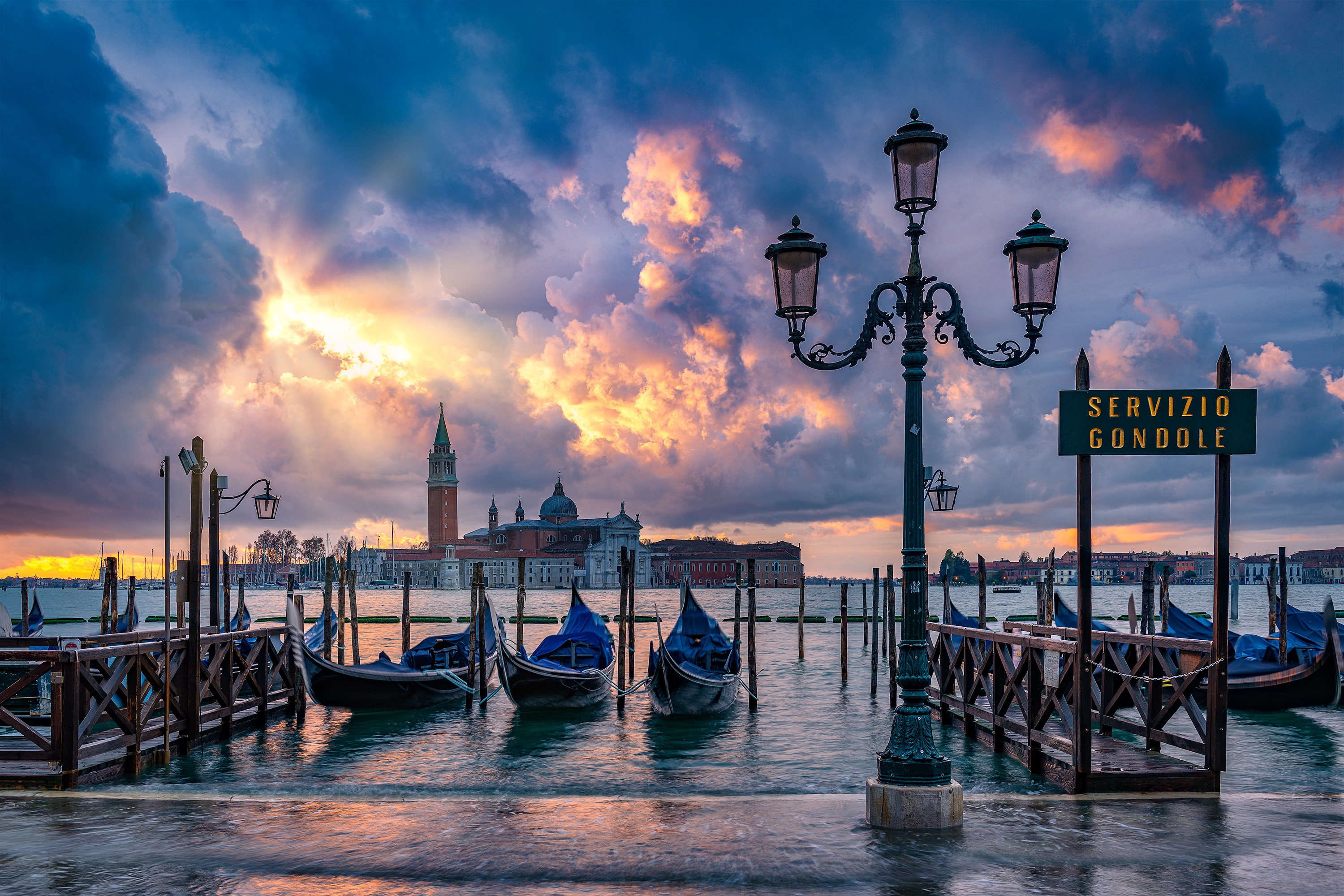 476676 скачать обои венеция, города, италия, сделано человеком, облака, гондола, большой канал, уличный фонарь - заставки и картинки бесплатно