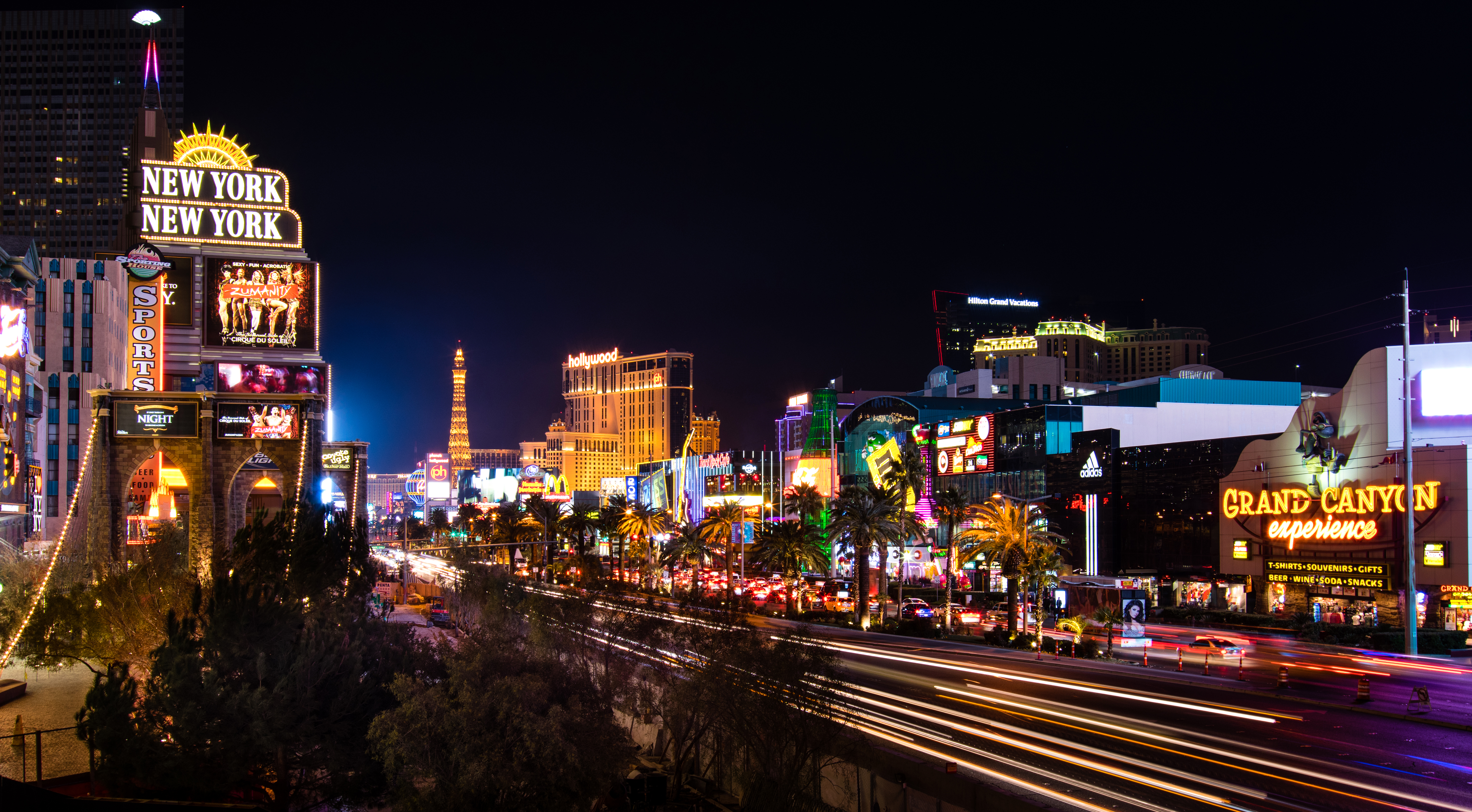 Handy-Wallpaper Städte, Las Vegas, Gebäude, Licht, Straße, Nacht, Vereinigte Staaten Von Amerika, Menschengemacht, Großstadt, Innerortsstraße kostenlos herunterladen.