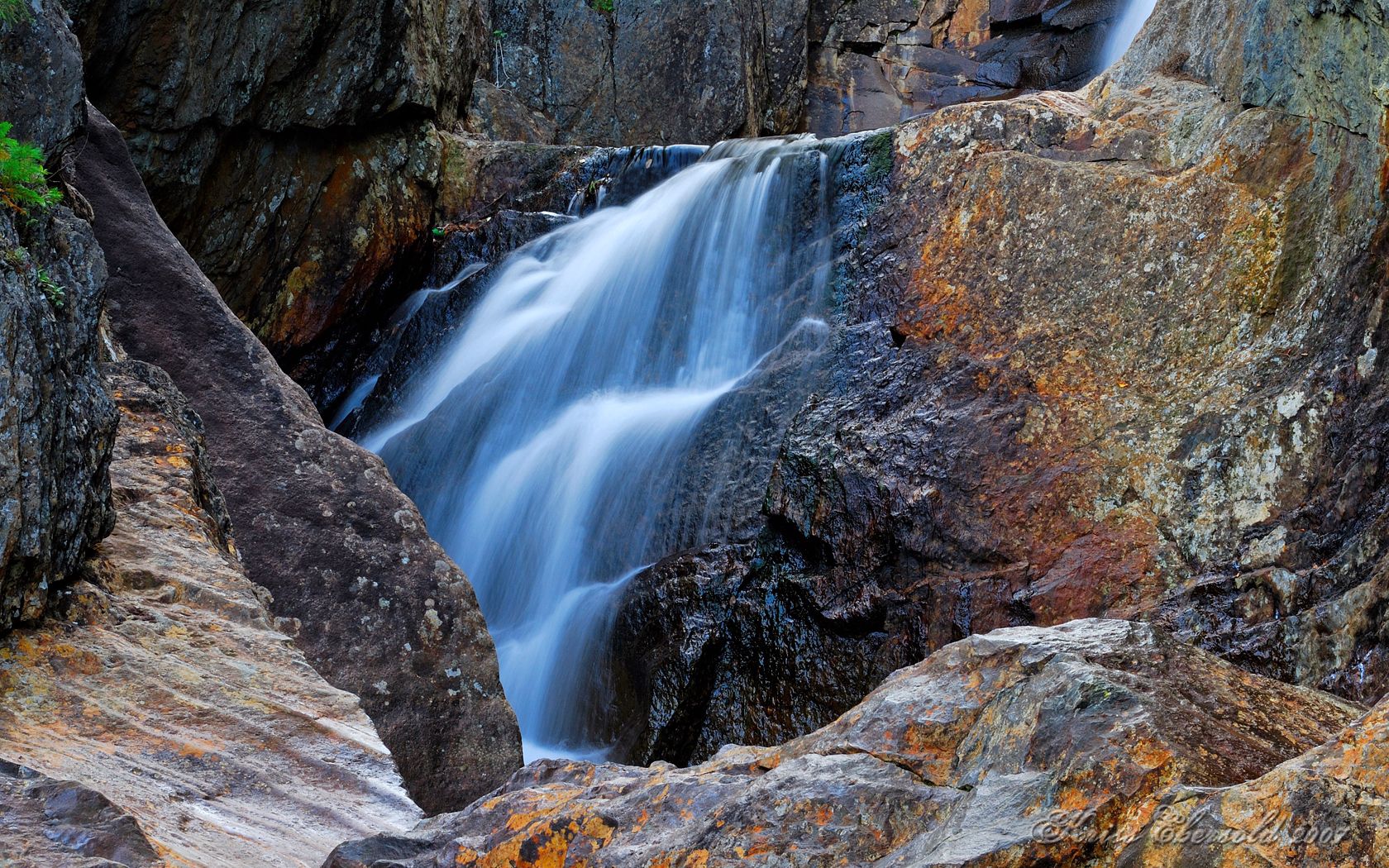 Handy-Wallpaper Natur, Die Steine, Felsen, Wasserfall, Landschaft kostenlos herunterladen.