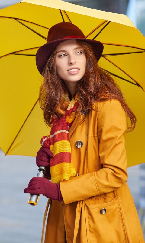 Baixar papel de parede para celular de Sorriso, Ruiva, Guarda Chuva, Modelo, Cachecol, Mulheres gratuito.