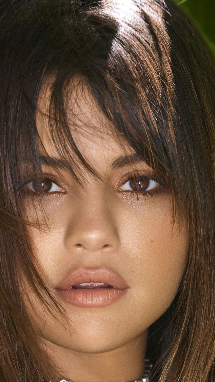 Handy-Wallpaper Musik, Selena Gomez, Sänger, Gesicht, Brünette, Amerikanisch, Braune Augen kostenlos herunterladen.