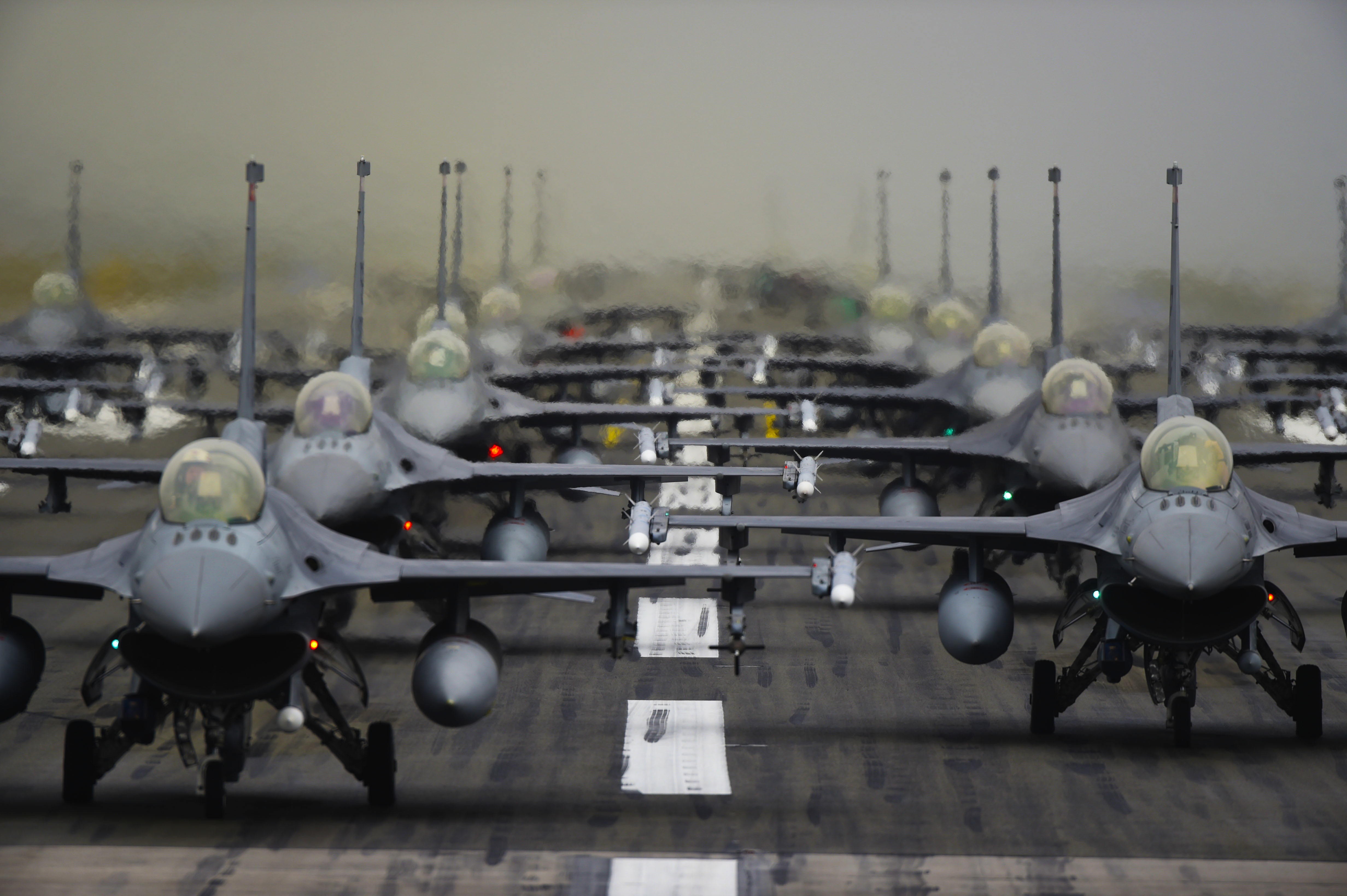 Handy-Wallpaper Flugzeuge, Militär, Düsenjäger, Kampfjets, General Dynamics F 16 Kampffalke, Kampfflugzeug kostenlos herunterladen.