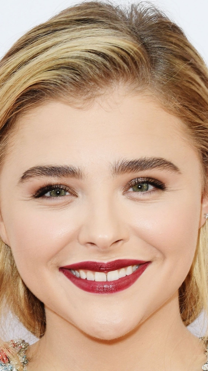 Handy-Wallpaper Nahansicht, Lächeln, Blond, Gesicht, Amerikanisch, Blondinen, Berühmtheiten, Darstellerin, Lippenstift, Chloë Grace Moretz kostenlos herunterladen.