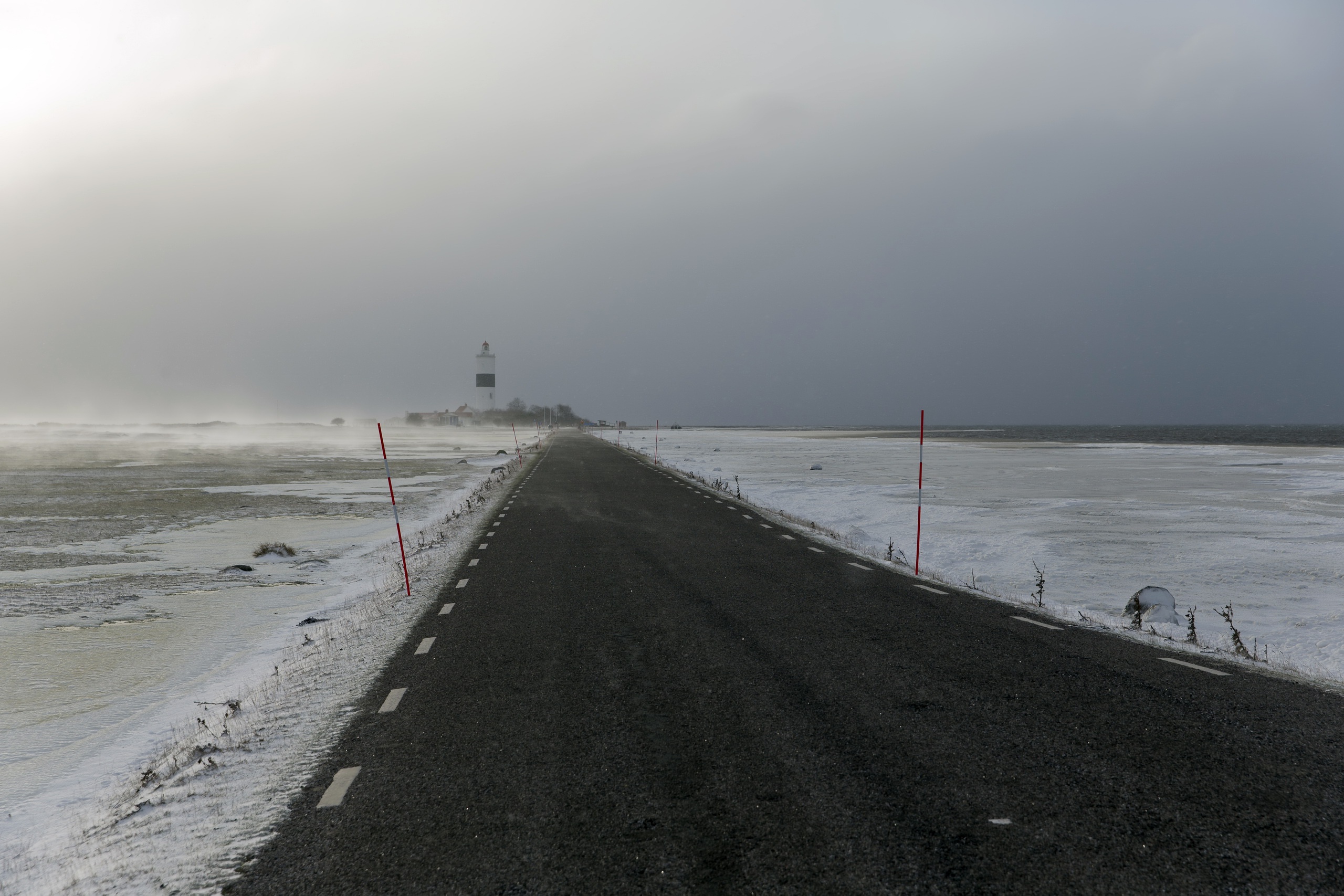 Baixar papel de parede para celular de Inverno, Horizonte, Estrada, Construção, Farol, Feito Pelo Homem gratuito.